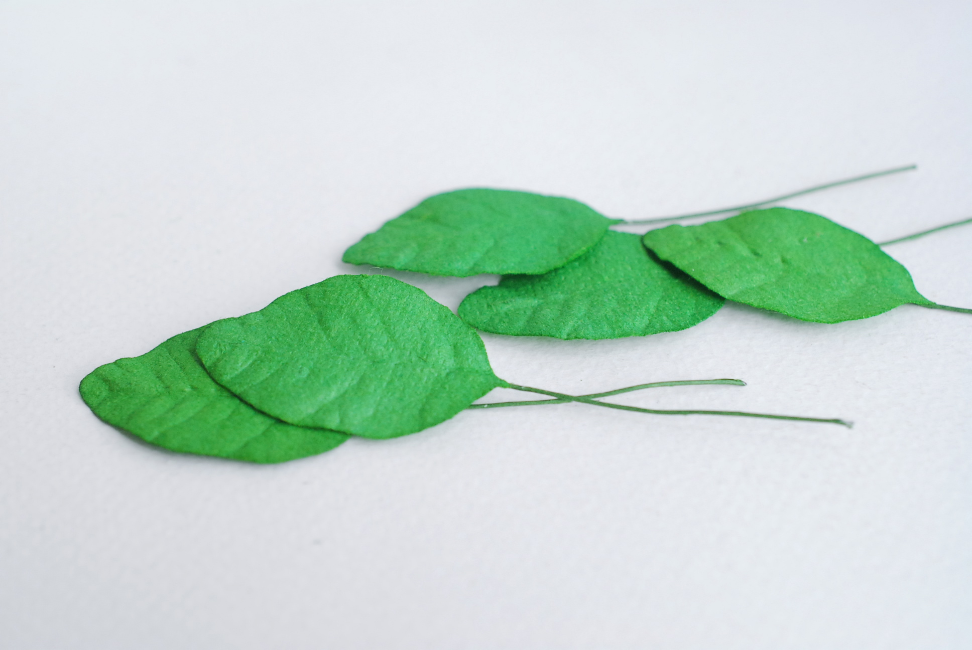 ใบไม้กระดาษ ใบไม้กระดาษสา ราคาส่ง,ใบไม่้กุหลาบกระดาษ สำหรับดอกมะลิกระดาษสา ใบไม้ประดิษฐ์ สำหรับตกแต่ง หรืองานแต่งงาน สีเขียวกลาง ขนาด 3.5x2.5 cm. จำนวน 50 ใบ