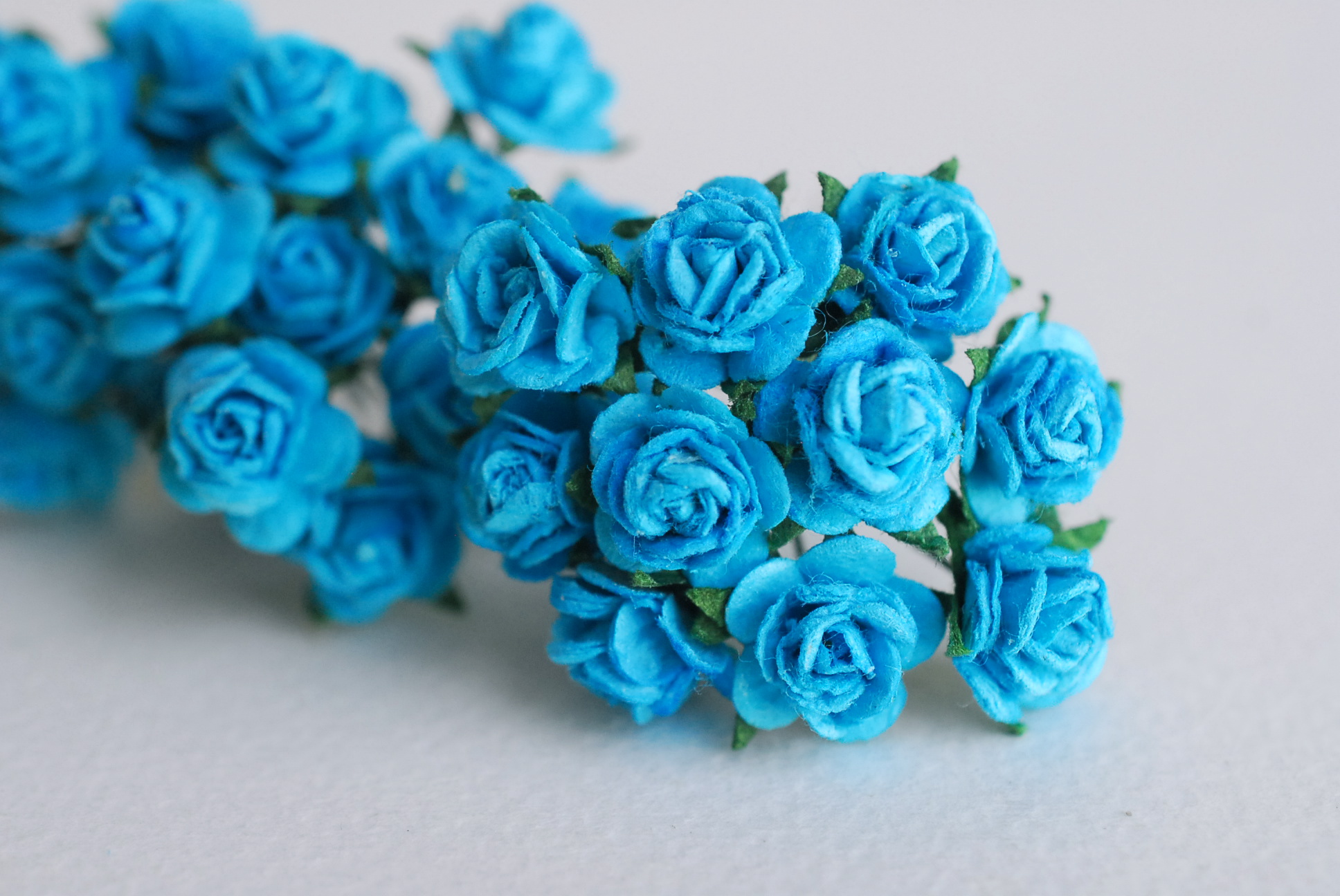 ดอกไม้กระดาษสาสำหรับตกแต่ง ของชำร่วย ดอกกุหลาบ ดอกกุหลาบสีแดง กระดาษสา สีฟ้าน้ำทะเลขนาด 1 cm. จำนวน 100 ดอก/1 ถุง