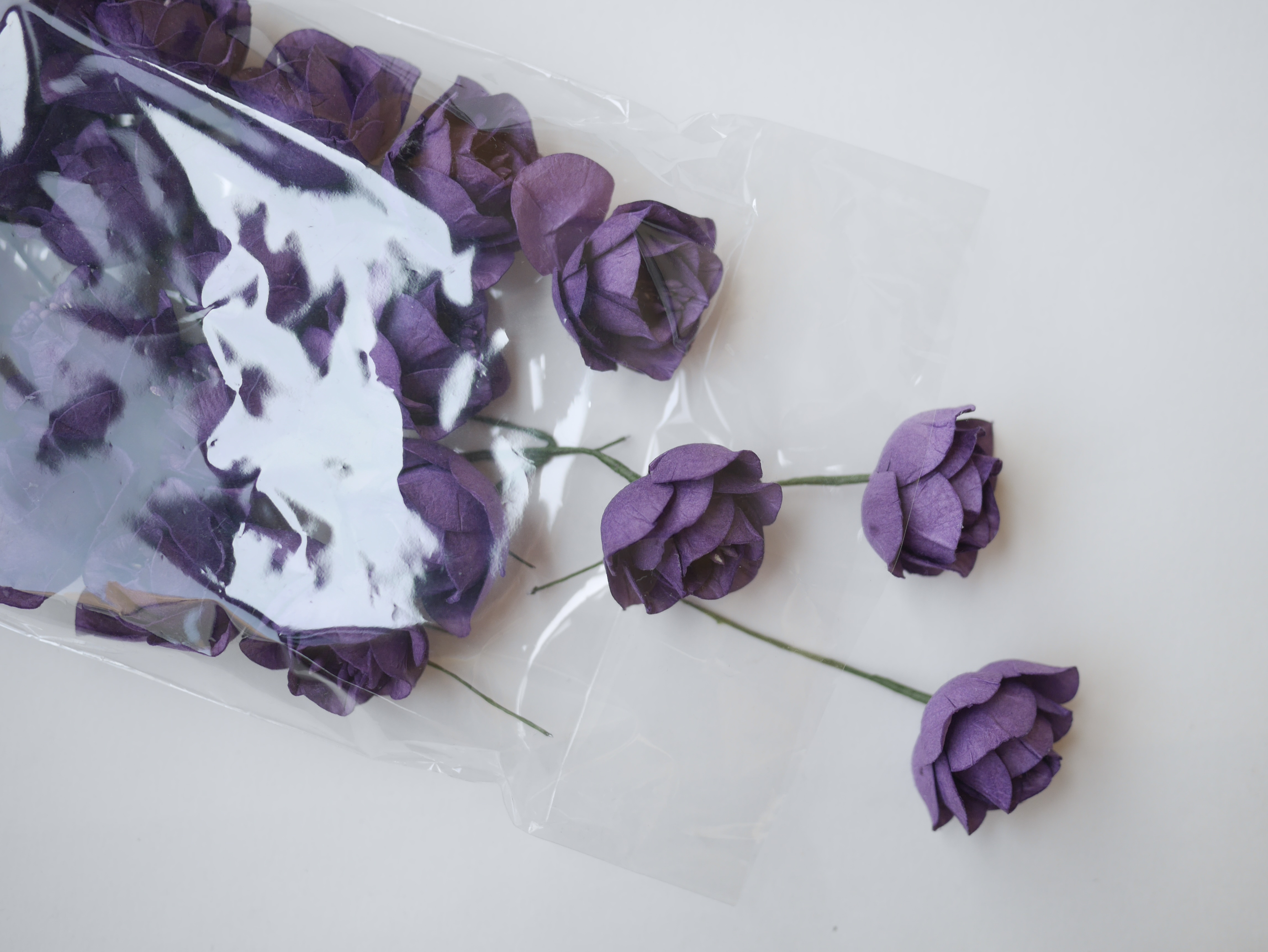 ดอกไม้กระดาษสา ดอกโลตัสอินโดนิเซียกระดาษ ดอกไม้กระดาษสาราคาส่ง ดอกไม้กระดาษสำหรับตกแต่งของชำร่วย งานแต่งงาน ทำช่อดอกไม้ติดอกเจ้าบ่าว ข้อมือดอกไม้เจ้าสาว ขนาด 4.5 cm. 20 ดอก สีม่วงเข้ม Paper flowers supplies: DIY wedding tools, Lotus with pollens, dark pur