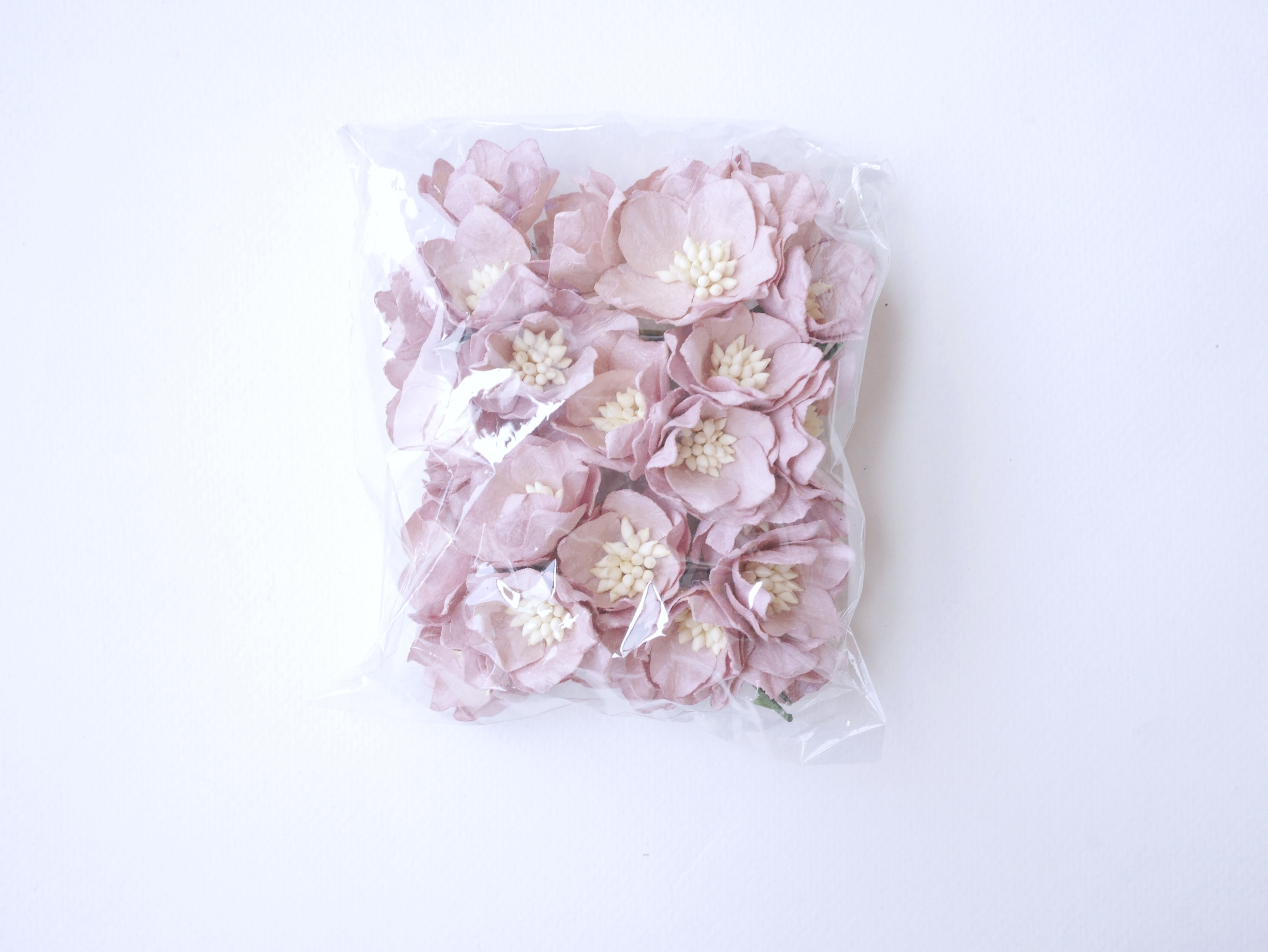 ดอกไม้กระดาษสา ดอกโลตัสอินโดนิเซียกระดาษ ดอกไม้กระดาษสาราคาส่ง ดอกไม้กระดาษสำหรับตกแต่งของชำร่วย งานแต่งงาน ทำช่อดอกไม้ติดอกเจ้าบ่าว ข้อมือดอกไม้เจ้าสาว ขนาด3.5 cm. 25 ดอก สีชมพูตุ่น #107 Paper flowers supplies: DIY wedding tools Big Cherry blossom (Lotus