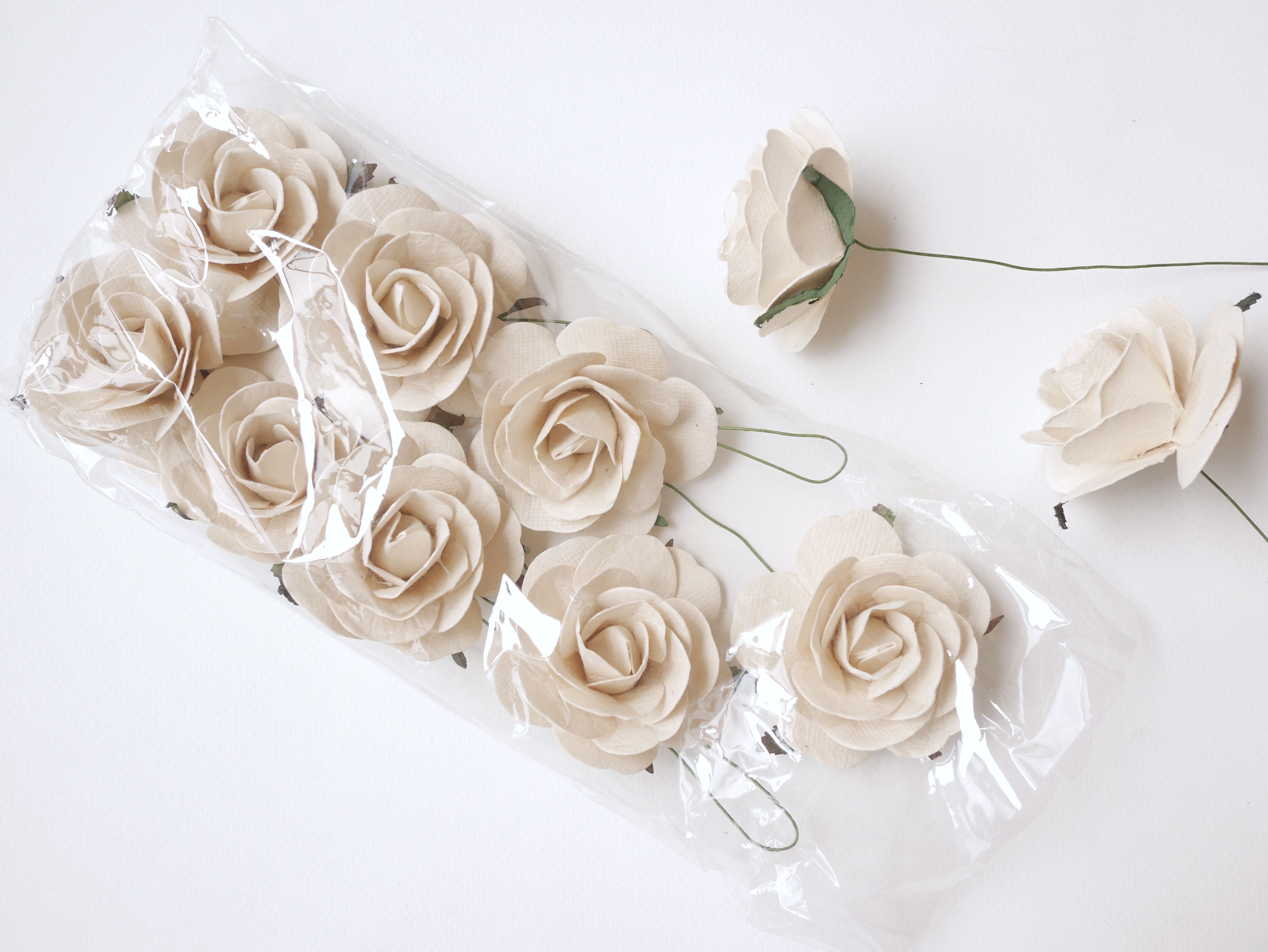 ดอกไม้กระดาษสา ขนาด 6.5 cm., สำหรับของชำร่วย, งานแต่งงาน, สีขาวตุ่น Paper flower, handmade flowers supplies, wedding decoration:10 Pieces mulberry rose, 6.5 cm. of-white color.