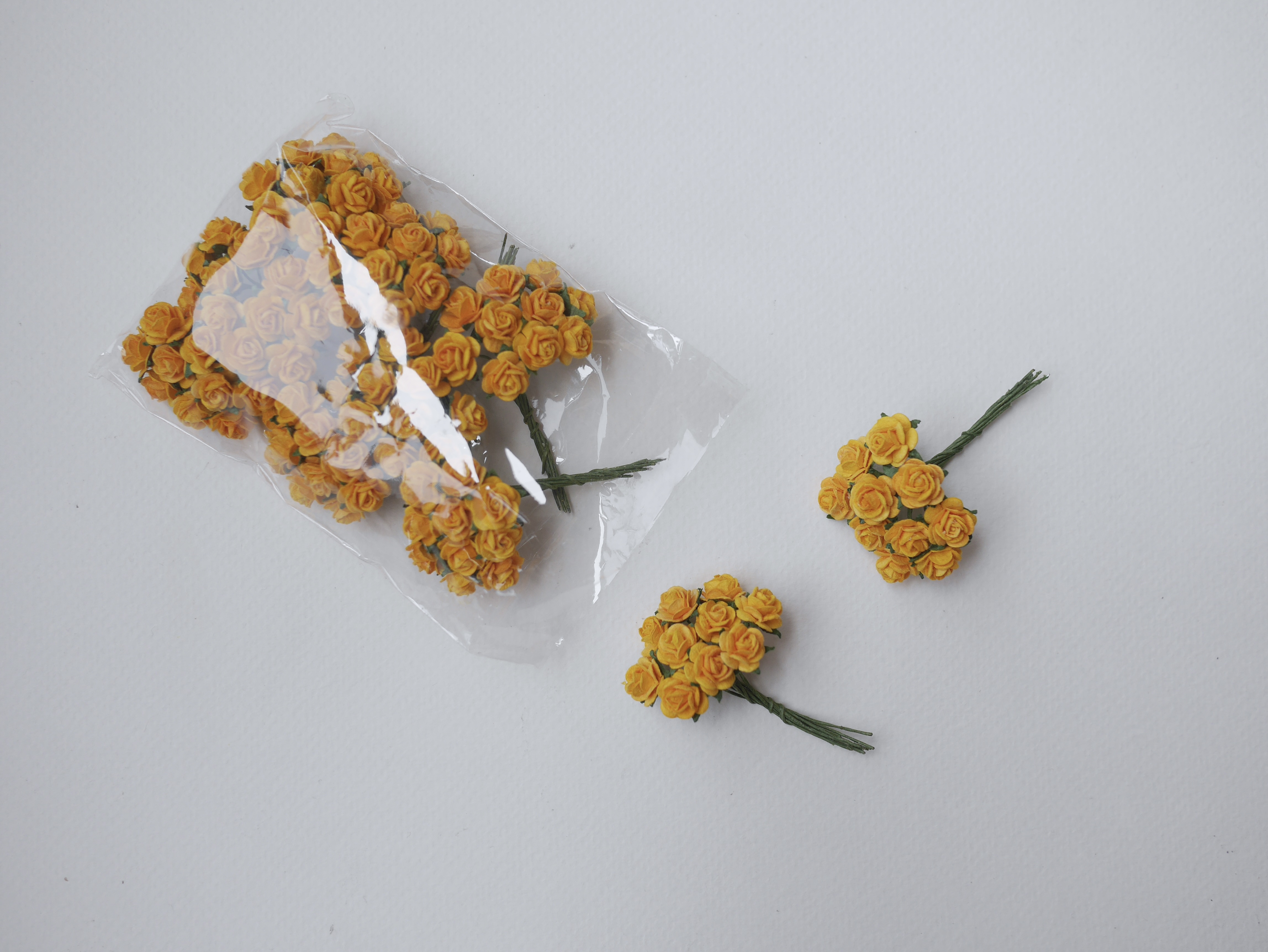 ดอกไม้กระดาษสา ดอกกุหลาบจิ๋ว ขนาดเล็ก สำหรับตกแต่ง ของชำร่วย ดอกกุหลาบ กระดาษสา สีครีมเหลืองมัสตาด ขนาด 1 cm. จำนวน 100 ดอก/1 ถุง