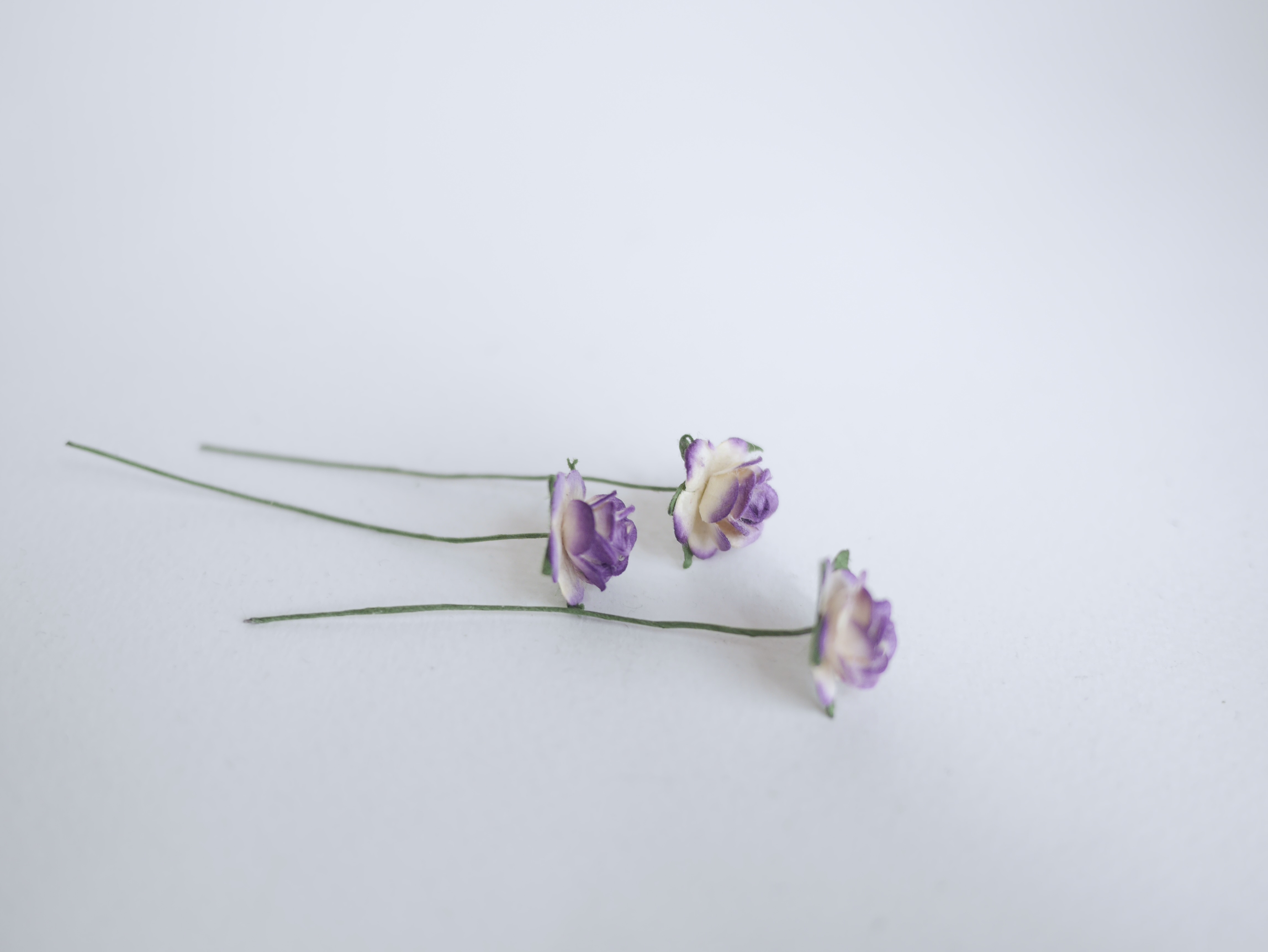 ดอกไม้กระดาษสา ขายส่ง, ดอกกุหลาบกระดาษสา สำหรับประดับ ตกแต่งของชำร่วย, งานแต่งงาน สีม่วงปัดครีม ขนาด 1.5 cm. จำนวน 100 ดอก