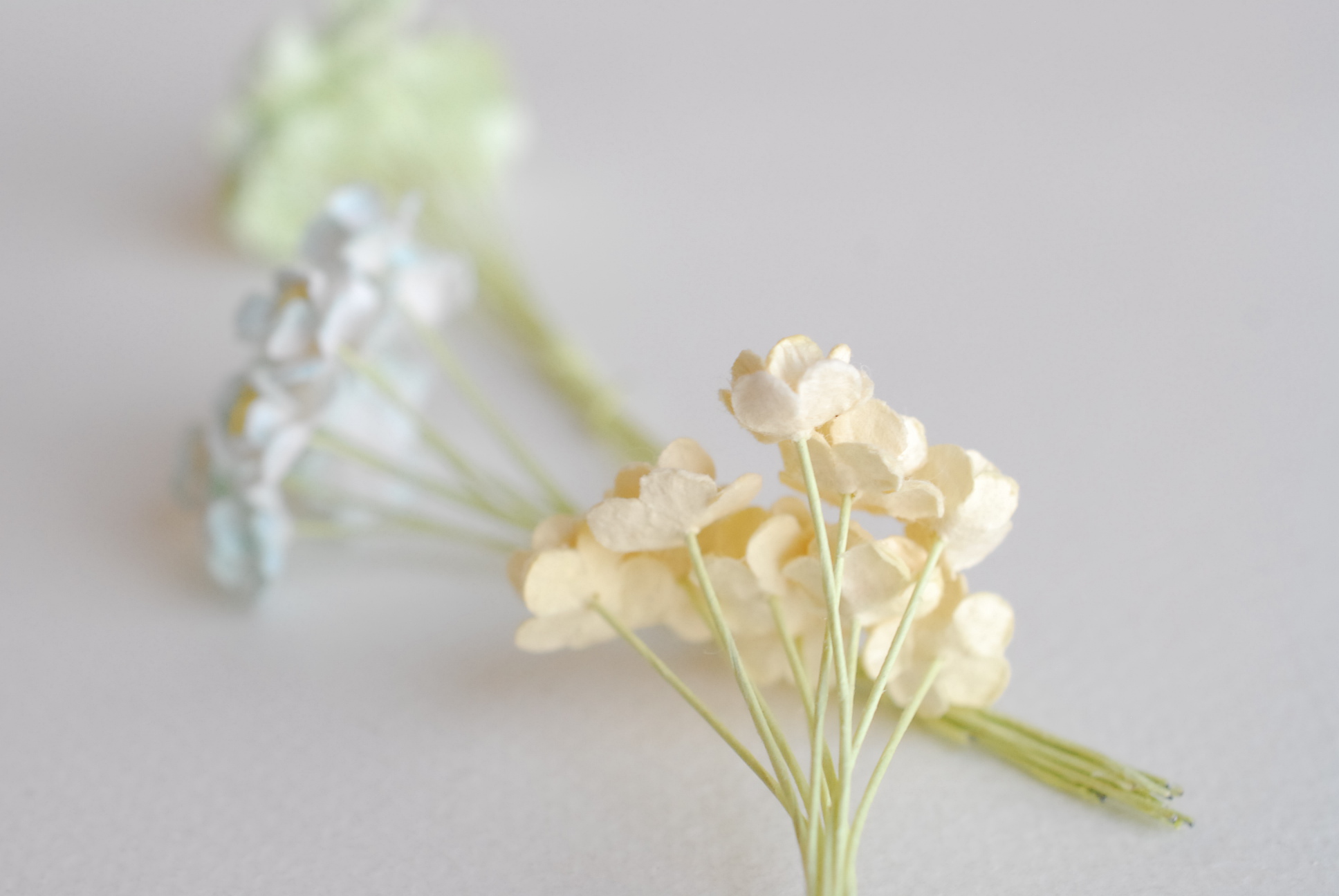 ดอกไม้กระดาษสา ดอกไม้กระดาษสาราคาส่ง ดอกไม้กระดาษสำหรับตกแต่ง งานแต่งงาน หรือติดของชำร่วย ดอก creeping lady 100 ดอก ขนาด 0.8 cm. คละสีพาสเทล Small Paper Flower with stem, , 100 pcs., size 0.8 cm., creeping flowers 2 layers, pastel mixed rainbow color.