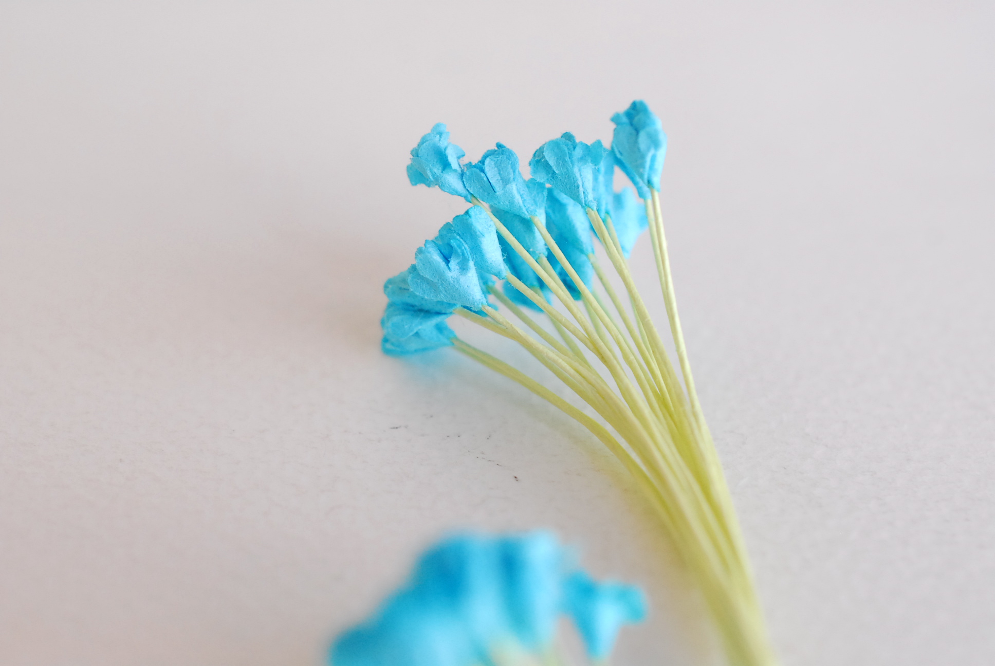 ดอกไม้ประดิษฐ์, ดอกไม้กระดาษสา, ดอก gypsophila, ดอกยิปโซ งานประดิษฐ์ตกแต่งของชำร่วย, ดอกไม้ทำพานพุ่ม, พานรับไหว้, ขนาด 0.4 cm. สีฟ้าน้ำทะเล