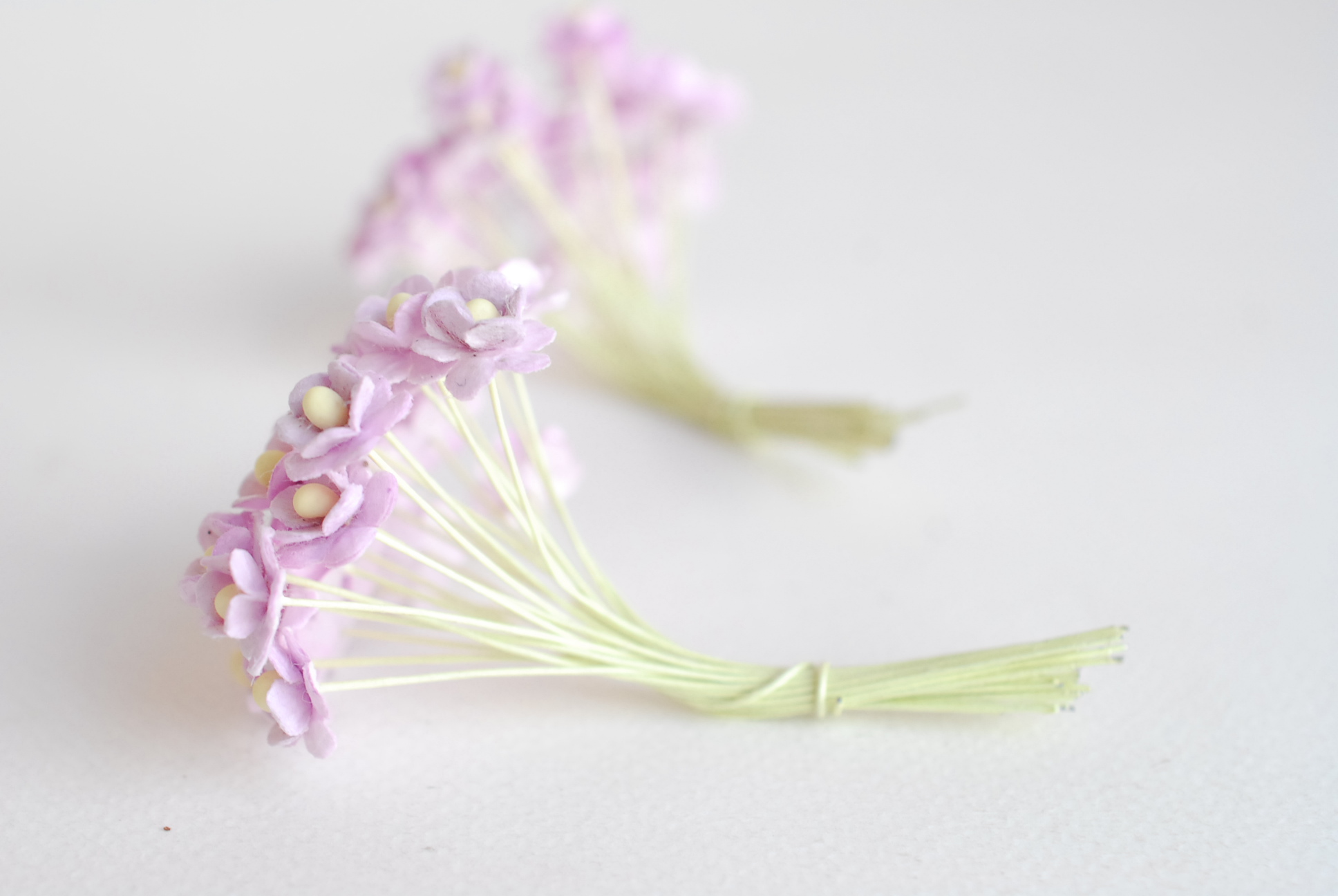 ดอกไม้กระดาษสา ดอกไม้กระดาษสาราคาส่ง ดอกไม้กระดาษสำหรับตกแต่ง งานแต่งงาน หรือติดของชำร่วย ดอก creeping lady 100 ดอก ขนาด 0.8 cm. สีม่วงอ่อน Small Paper Flower with stem, 100 pcs., size 0.8 cm., creeping flowers 2 layers,pale purple color.