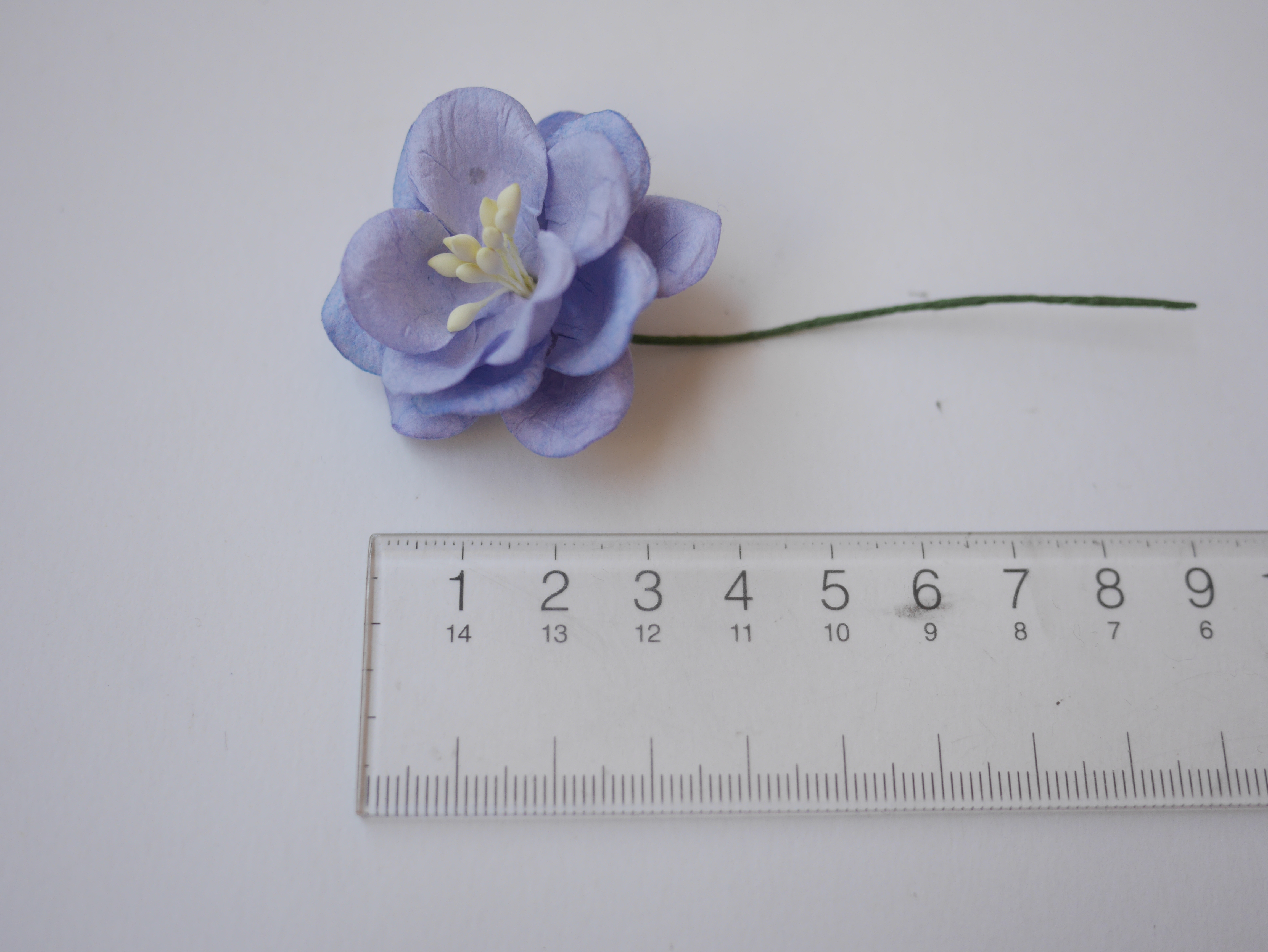 ดอกไม้กระดาษสา ดอกกุหลาบกระดาษสา ดอกไม้กุหลาบ กลีบโค้ง ดอกไม้ประดิษฐ์ สำหรับตกแต่ง หรืองานแต่งงาน สีฟ้าตุ่น ขนาด 3.5 cm. จำนวน 25 ดอก เกสรสีฟ้าม่วงตุ่น Paper flowers, handmade flowers, small roses paper size 3.5 cm. 25 pieces, pale blue purple color, ivor