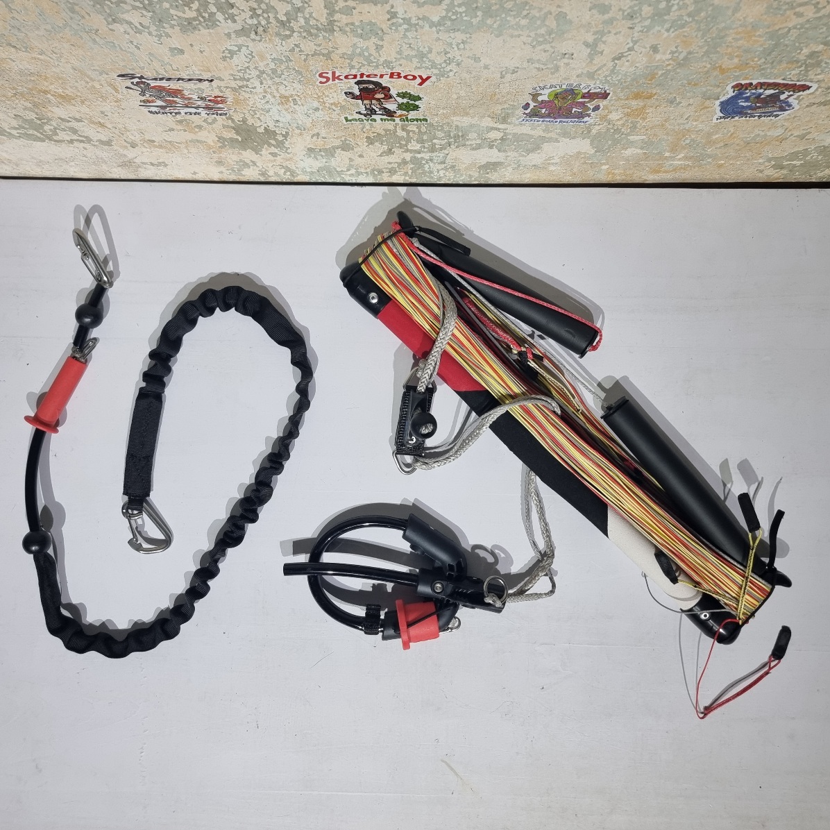 [0205] อุปกรณ์สำหรับ kiteboard, บังคับว่าว control bar, สายรัด leash, เข็มขัดนิรภัย harness, สายว่าว lines