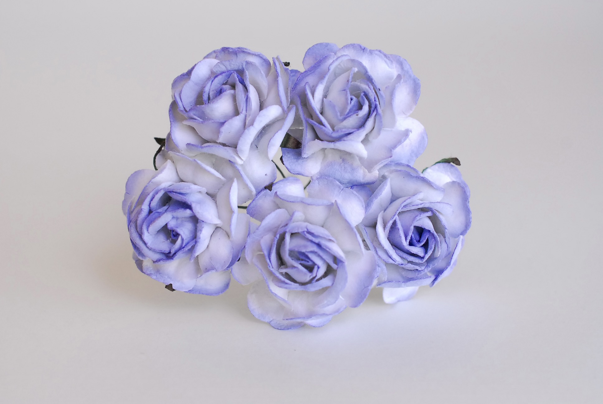 ดอกไม้กระดาษสา ดอกกุหลาบกระดาษสา ดอกไม้กุหลาบ ดอกไม้ประดิษฐ์ สำหรับตกแต่ง หรืองานแต่งงาน สีฟ้าตุ่นปัดขาว ขนาด 3.5 cm. จำนวน 25 ดอก Paper flowers, handmade flowers, small roses paper size 3.5 cm. 25 pieces, pale blue brush white color.