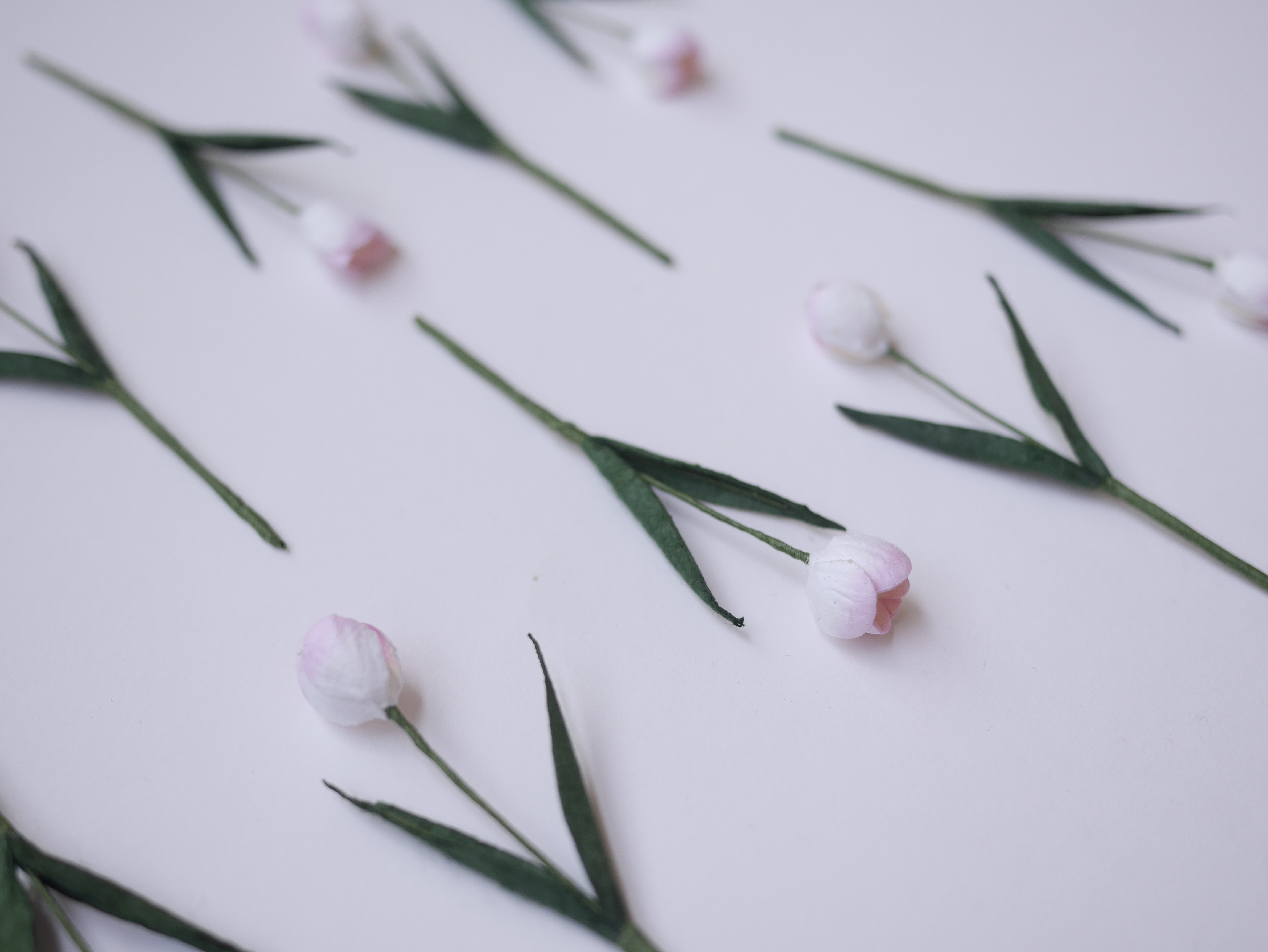 ดอกไม้ประดิษฐ์, ดอกไม้กระดาษสา, ดอกtulips, ดอกทิวลิปส์, ก้านสีเขียว งานประดิษฐ์ตกแต่งของชำร่วย,ทำการ์ดรับเชิญ,ช่อดอกไม้ขนาดเล็ก, ขนาด 1.5 cm. สีชมพูอ่อนปัดขาว