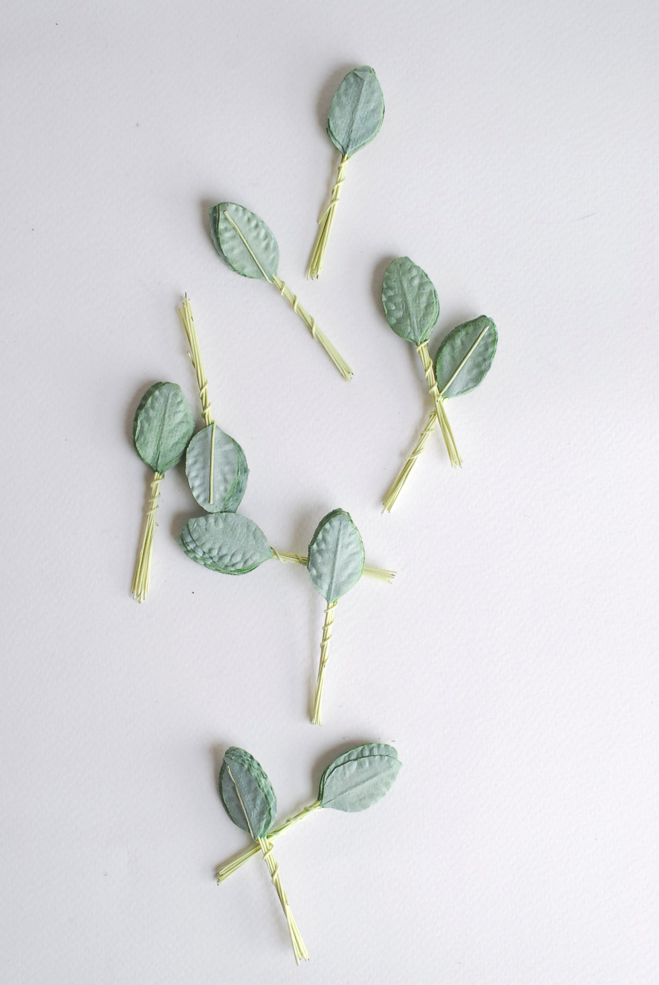 ใบไม้กระดาษ ใบไม้กระดาษสา ราคาส่ง,ใบไม้กุหลาบกระดาษ สำหรับดอกมะลิกระดาษสา ใบไม้ประดิษฐ์ สำหรับตกแต่ง หรืองานแต่งงาน สีเขียว ขนาด 2.5x1.5 cm. จำนวน 100 ใบ