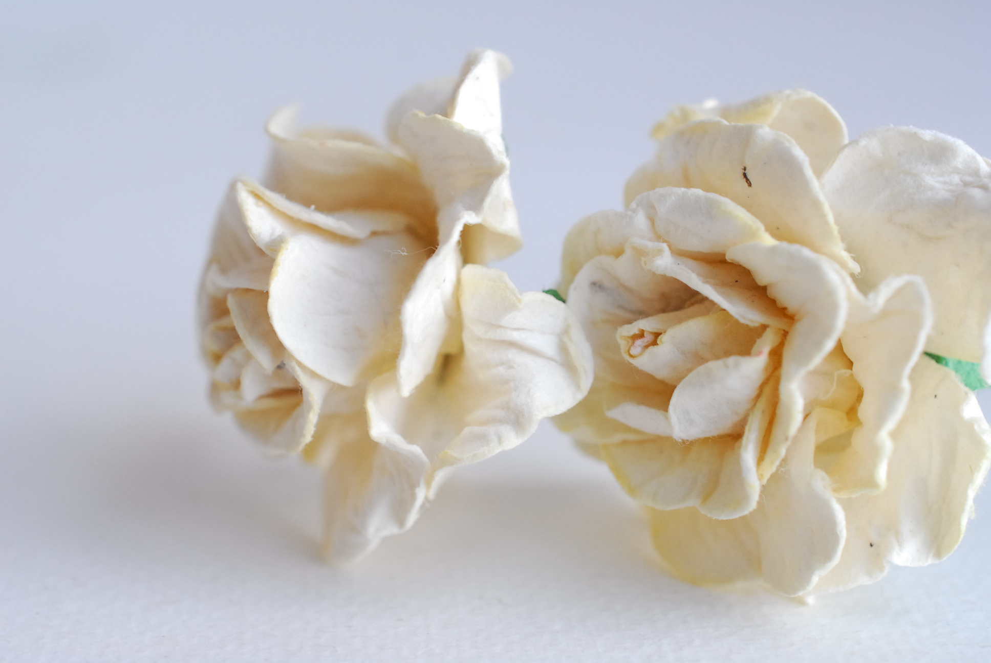 ดอกไม้ประดิษฐ์ ดอกไม้กระดาษสา ตกแต่งงานแต่งงาน งานแต่งงาน ดอกไม้ทำมงกุฎ ดอกกุหลาบขนาด 4 cm. 25ดอก กลีบบิด สีครีม Ivory color