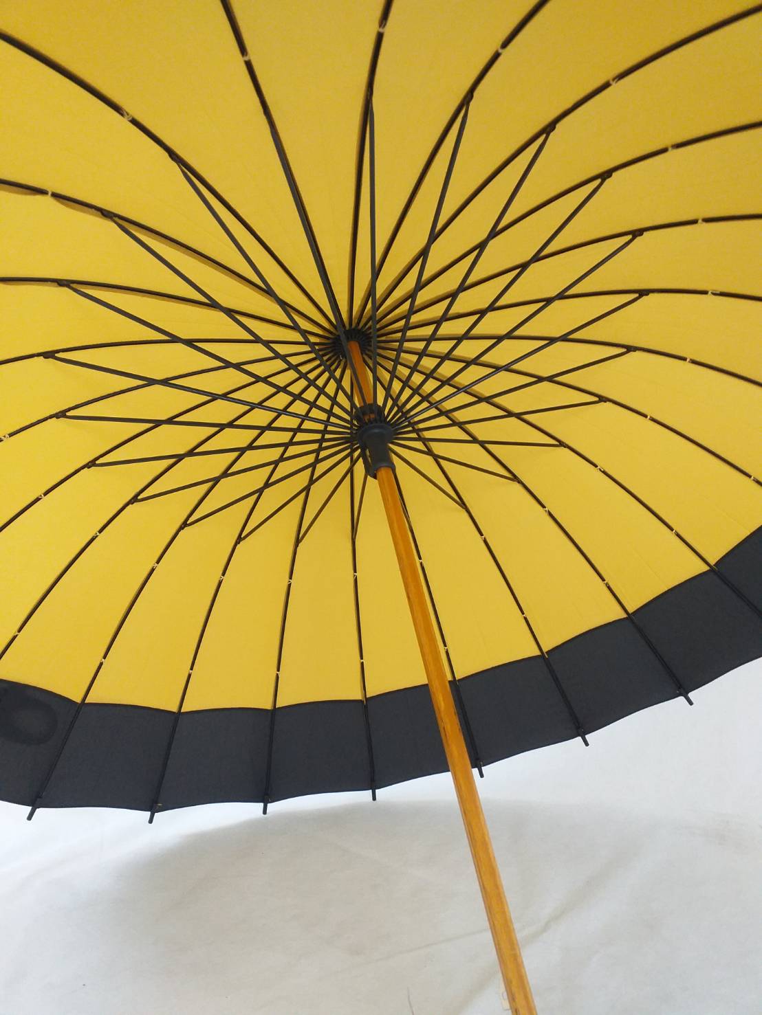 ร่มยาว 24 นิ้ว โครงเหล็กดำ 24 ซี่ แกนไม้ ด้ามไม้ สีเหลืองชายสีดำ สวยงามแบบไทยๆ ชิ้น 24K /สีเหลืองชายสีดำ 2020-05-08 10:18:20 2023-10-24 14:44:48