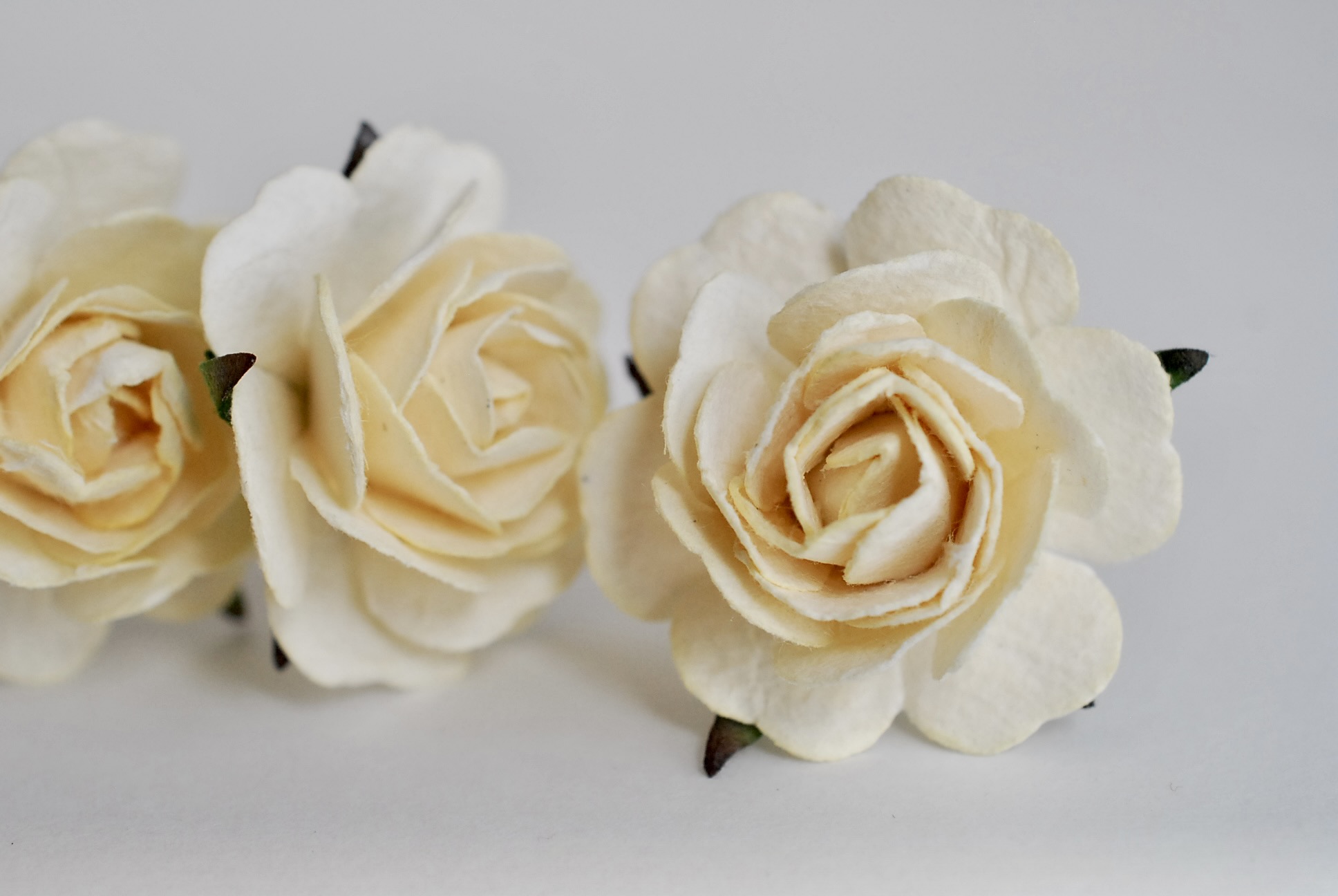 ดอกไม้กระดาษสา ราคาส่ง, ดอกกุหลาบกระดาษสา ดอกไม้ประดิษฐ์ สำหรับตกแต่ง หรืองานแต่งงาน สีครีมขนาด 3.5 cm. จำนวน 25 ดอก Paper flowers, handmade flowers, small roses paper size 3.5 cm. 25 pieces, ivory color.