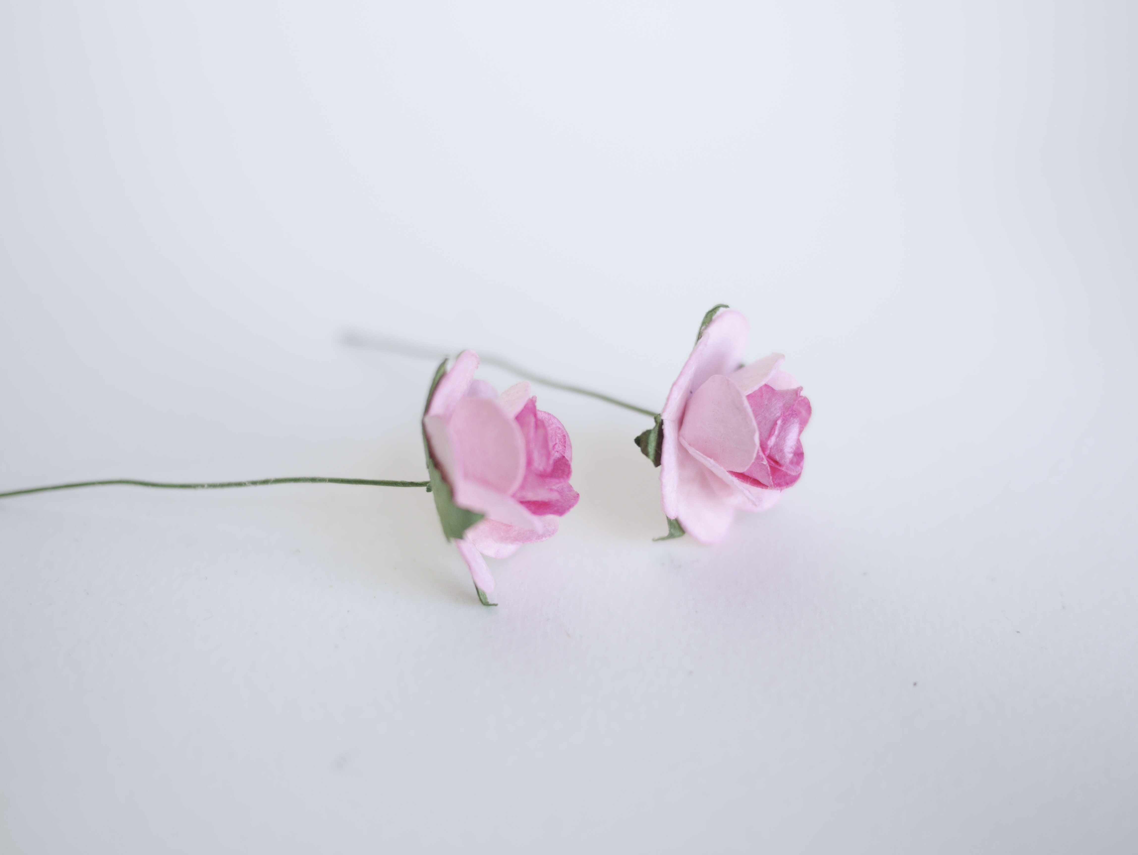 ดอกไม้กระดาษ ดอกไม้กระดาษสา ราคาส่ง,ดอกไม้กุหลาบกระดาษ ดอกกุหลาบกระดาษสา ดอกไม้ประดิษฐ์ สำหรับตกแต่ง หรืองานแต่งงาน ชมพู 2 tone ขนาด 2.5 cm. จำนวน 50 ดอก