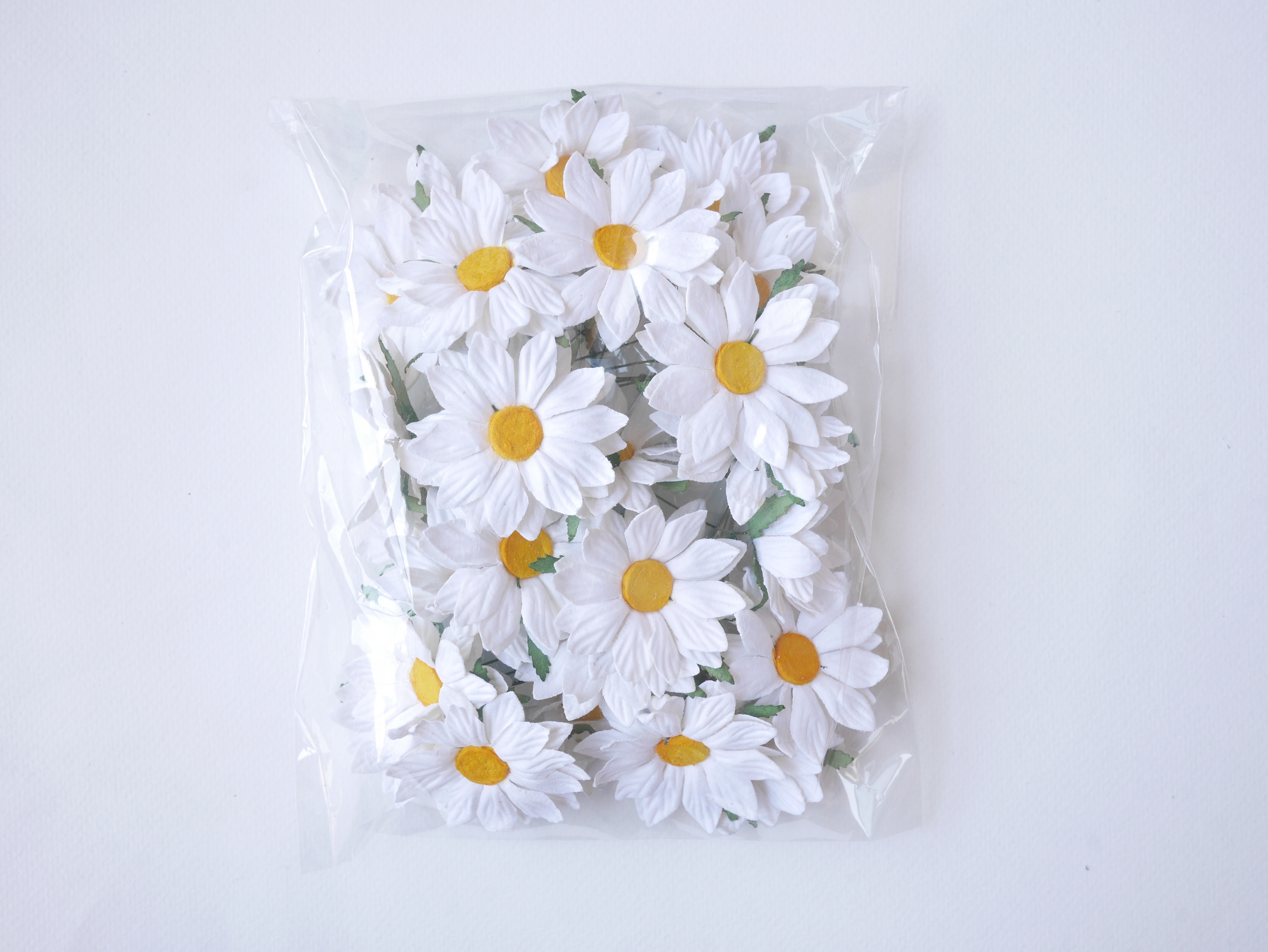 ดอกไม้กระดาษสา ดอกไม้ประดิษฐ์จากกระดาษสา ดอกเดซี่ เกสรสีทอง ดอกไม้กระดาษสาขายส่ง ดอกไม้ประดิษฐ์ ดอกไม้ทำข้อมือเพื่อนเจ้าสาว ดอก daisy ขนาด 5cm. จำนวน 25 ดอก สีขาว Paper Flower, 25 Daisy Flowers, white color, size 6 cm., yellow pollen.
