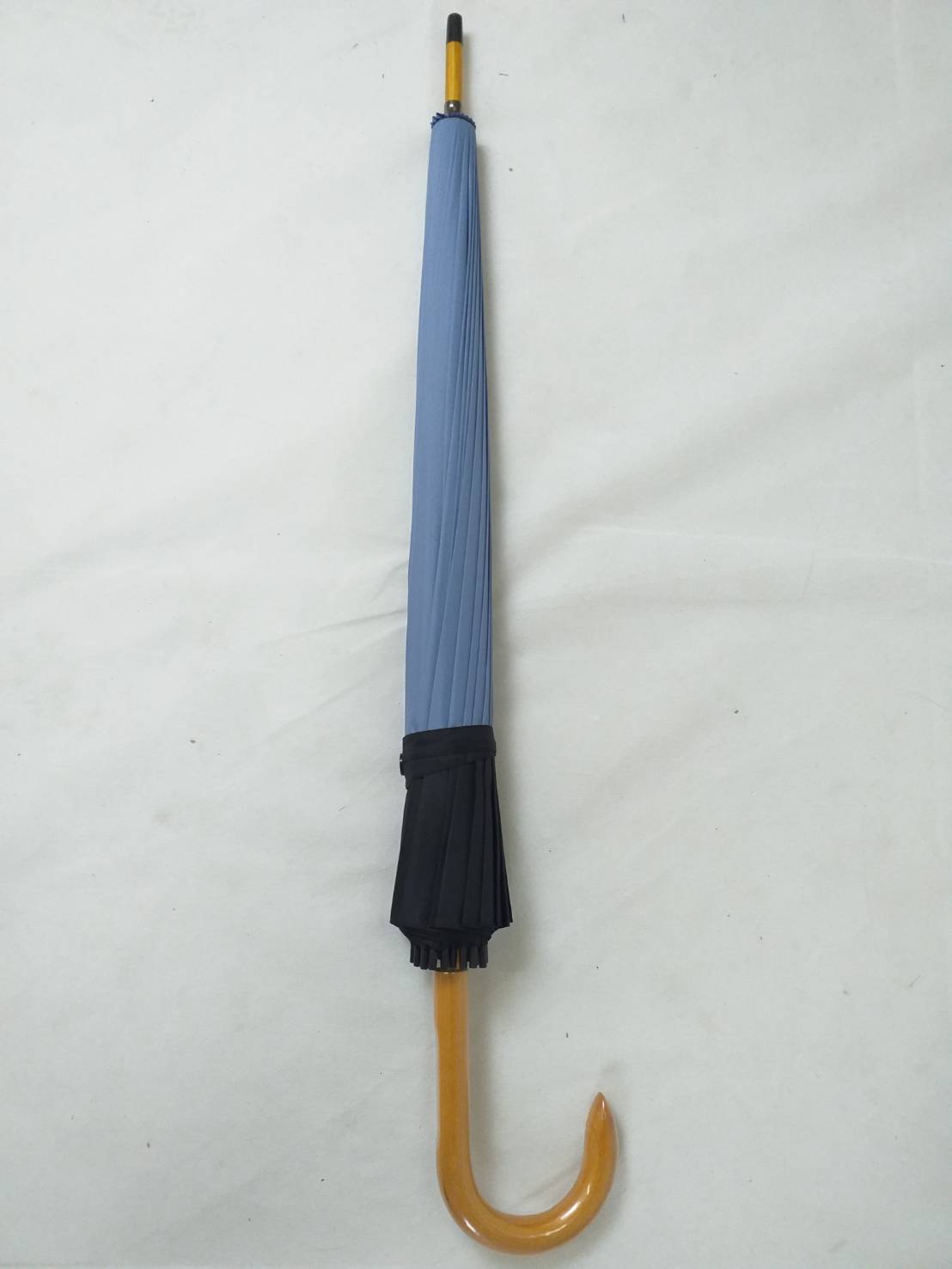 ร่มยาว 24 นิ้ว โครงเหล็กดำ 24 ซี่ แกนไม้ ด้ามไม้ สีพื้น ชายขอบดำ สวยงามแบบไทยๆ ชิ้น SKU-00158 2020-05-08 10:14:31 2023-10-24 14:34:15