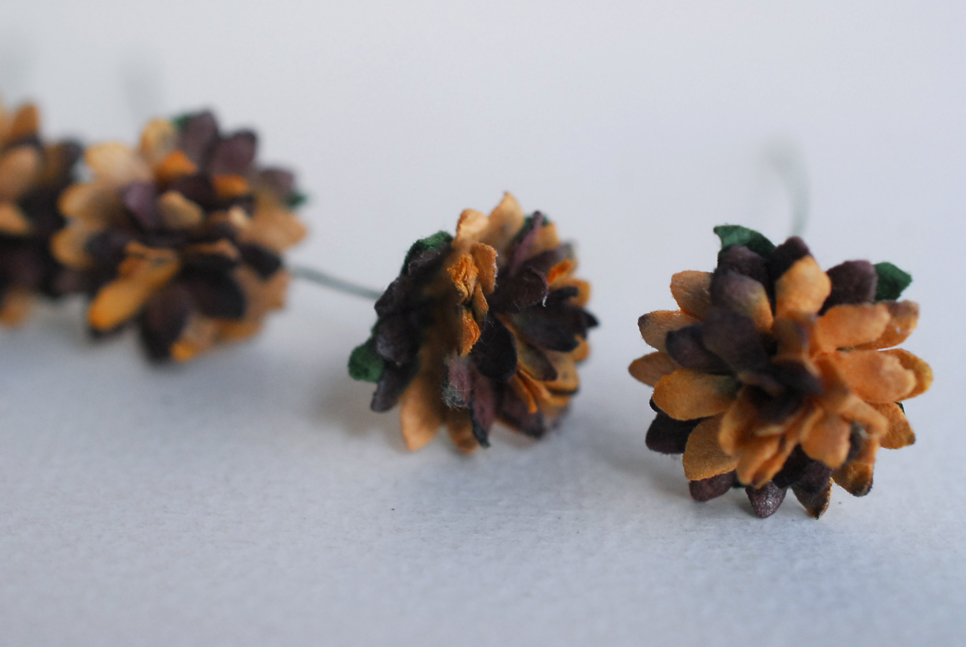 ดอกไม้ประดิษฐ์, ดอกไม้กระดาษสา, ดอก gypsophila, ดอกยิปโซ งานประดิษฐ์ตกแต่งของชำร่วย, ดอกไาด 1.5 cmม้ทำพานพุ่ม,พานพวงมาลัย, พานรับไหว้, ขันหมาก. สีน้ำตาลไหม้ปัด