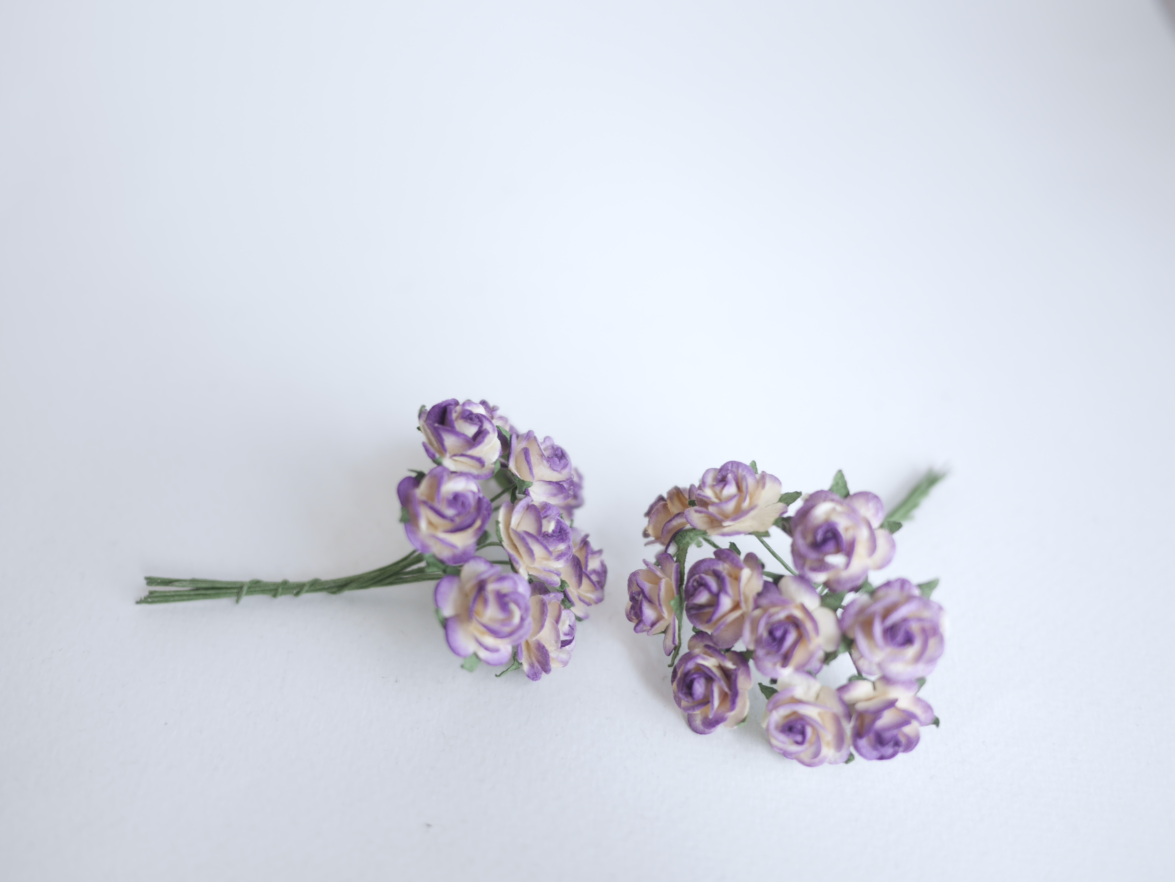 ดอกไม้กระดาษสา ขายส่ง, ดอกกุหลาบกระดาษสา สำหรับประดับ ตกแต่งของชำร่วย, งานแต่งงาน สีม่วงปัดครีม ขนาด 1.5 cm. จำนวน 100 ดอก