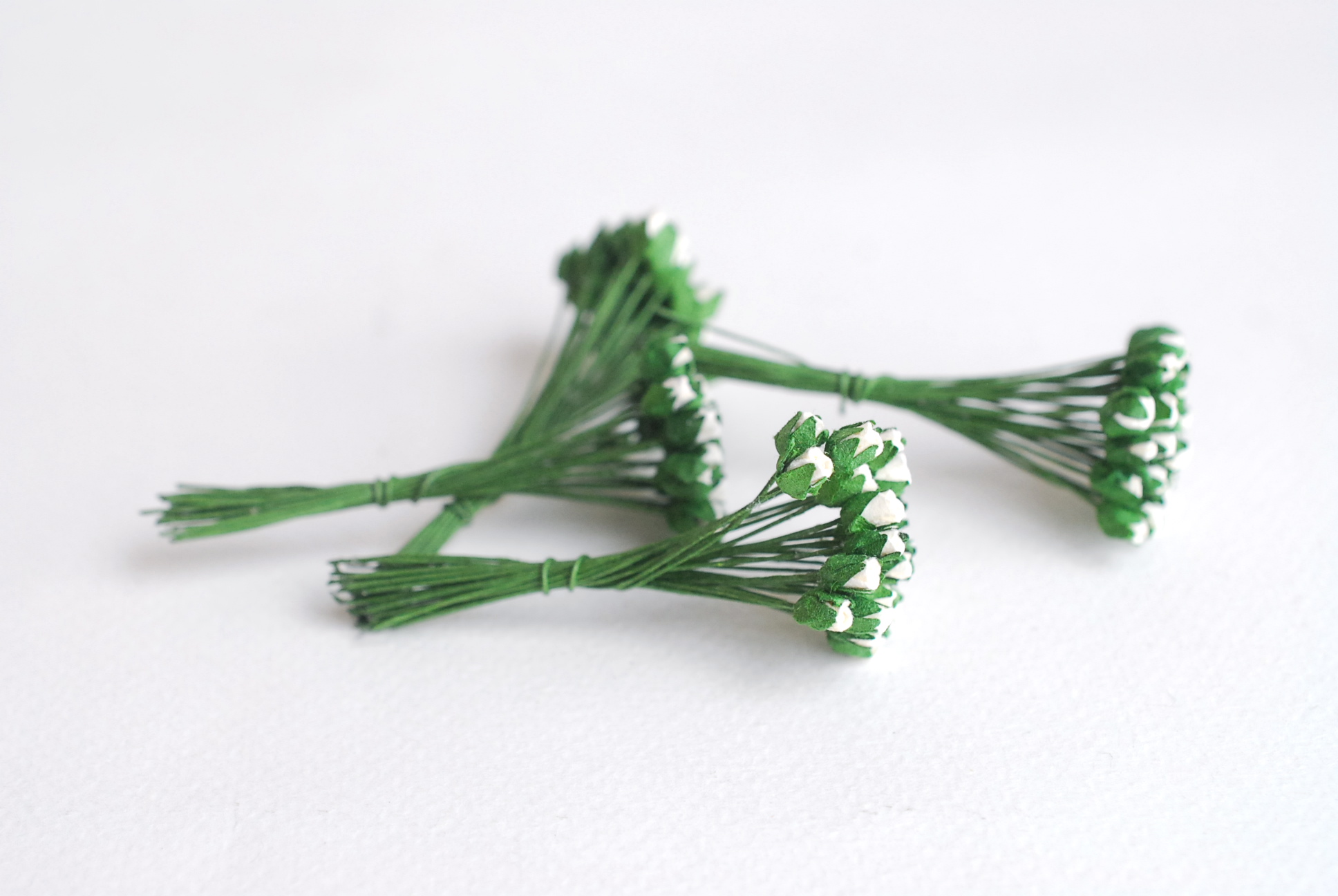 ดอกไม้กระดาษสา ดอกไม้กระดาษสา จตุจักร งานประดิษฐ์ ดอกไม้ทำข้อมือเพื่อนเจ้าสาว แต่งงาน, ดอกกุหลาบตูม 100 ดอก สีแดงปัดสีขาวcolor ขนาด 0.3x0.5 cm. paper flowers, budding roses flower 0.5x0.8 cm. 100 pieces. white color.