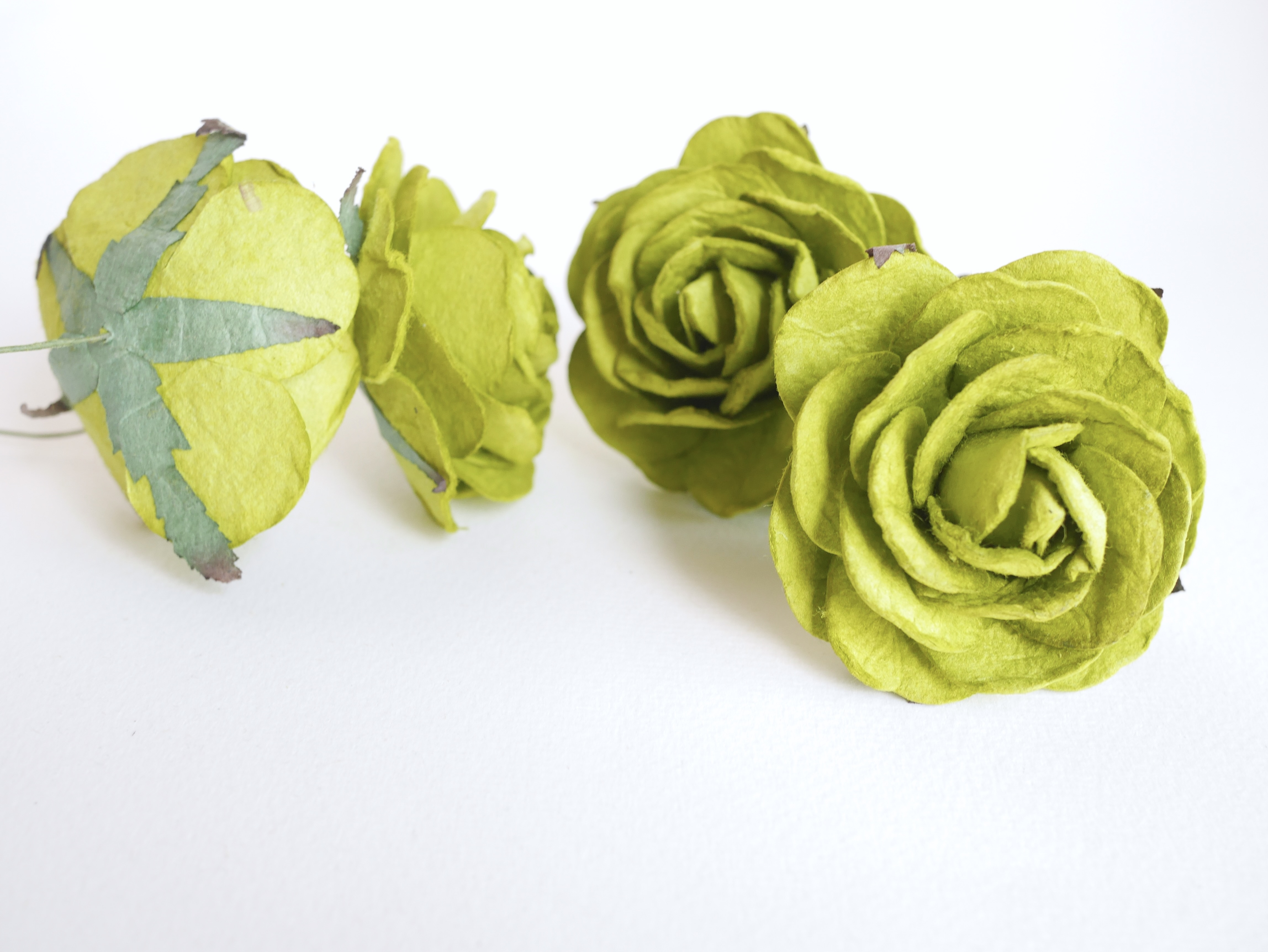 ดอกไม้กระดาษสา ขนาด 6.5 cm., สำหรับของชำร่วย, งานแต่งงาน, สีเขียว #158 color. Paper flower, handmade flowers supplies, wedding decoration:10 Pieces mulberry rose, 6.5 cm. green color.