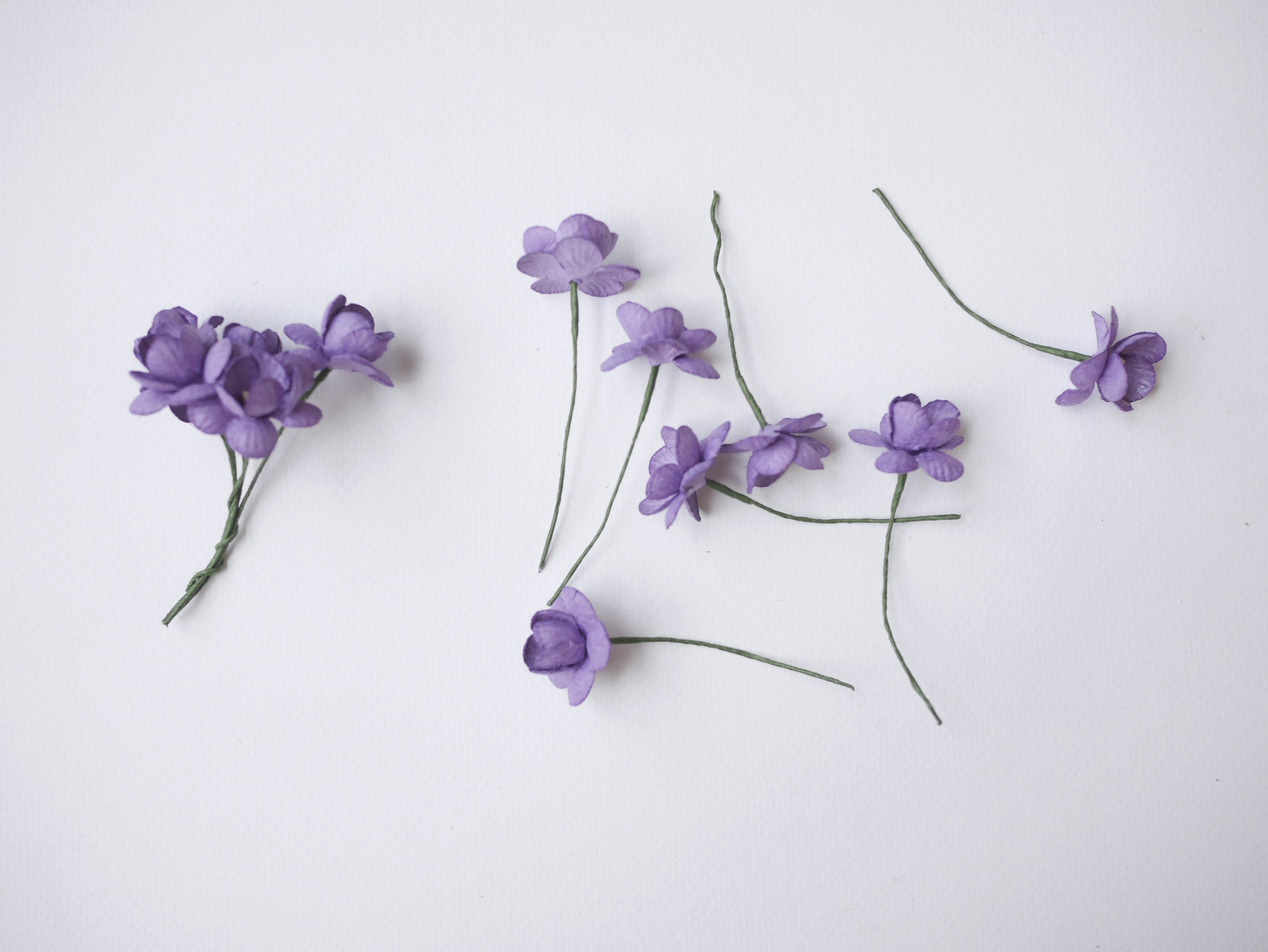 ดอกไม้กระดาษสา ดอกซากุระกระดาษ ขนาดเล็ก ดอกไม้กระดาษสาราคาส่ง ดอกไม้กระดาษสำหรับตกแต่งของชำร่วย งานแต่งงาน ทำช่อดอกไม้ติดอกเจ้าบ่าว ข้อมือดอกไม้เจ้าสาว ขนาด 2.5 cm. 50 ดอก สีม่วงเข้ม Paper flowers supplies: DIY wedding tools small Cherry blossom (Sakura)