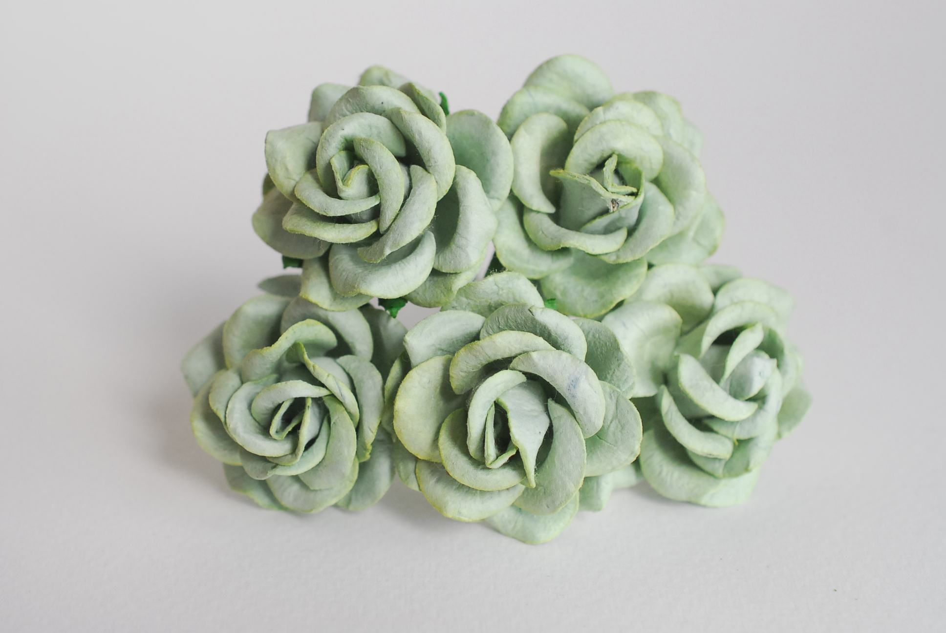 ดอกไม้กระดาษสา ดอกกุหลาบกระดาษสา ดอกไม้กุหลาบ กลีบโค้ง ดอกไม้ประดิษฐ์ สำหรับตกแต่ง หรืองานแต่งงาน สีเขียวอ่อน (ชาเขียวอ่อน) ขนาด 3.5 cm. จำนวน 25 ดอก Paper flowers, handmade flowers, small roses paper size 3.5 cm. 25 pieces, pale green color.