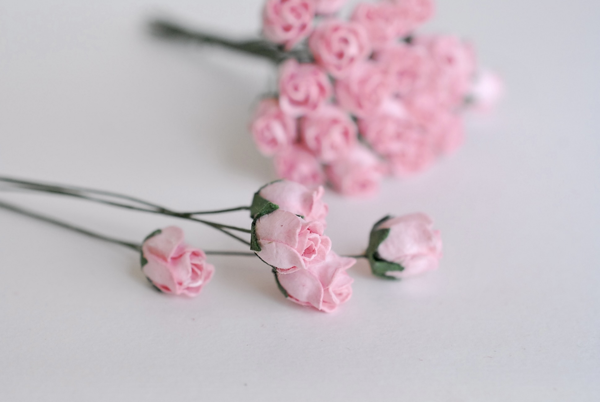 ดอกไม้กระดาษสา ดอกไม้กระดาษสา จตุจักร งานประดิษฐ์ ดอกไม้ทำข้อมือเพื่อนเจ้าสาว แต่งงาน, ดอกกุหลาบตูม 0.8x1 cm. 25 ดอก สีชมพูพีช paper flowers, budding roses flower 0.8x1 cm. 25 peach pink pastel color.