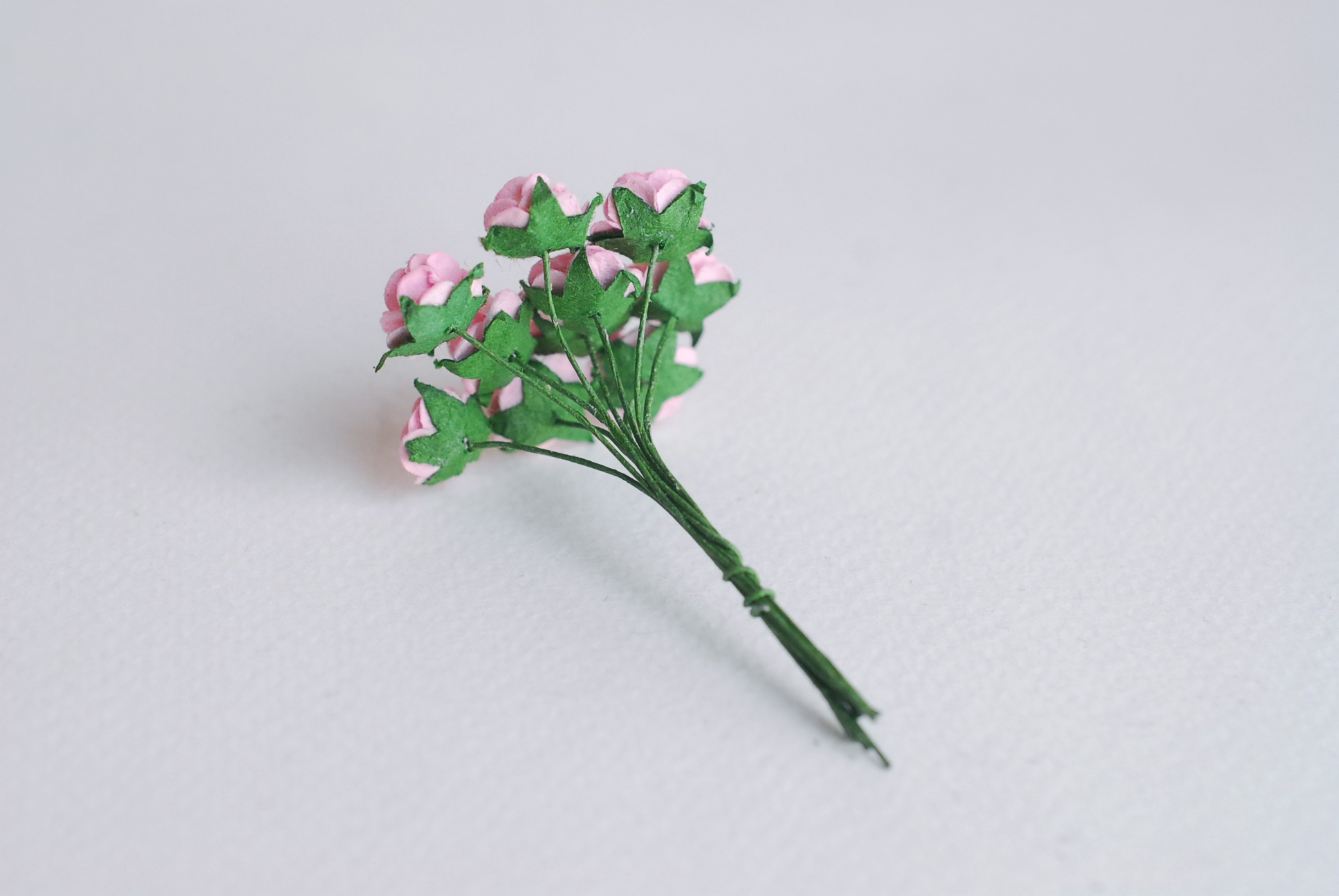 ดอกไม้กระดาษสาสำหรับตกแต่ง ของชำร่วย ดอกกุหลาบ กระดาษสา สีชมพู ขนาด 1 cm. จำนวน 100 ดอก/1 ถุง