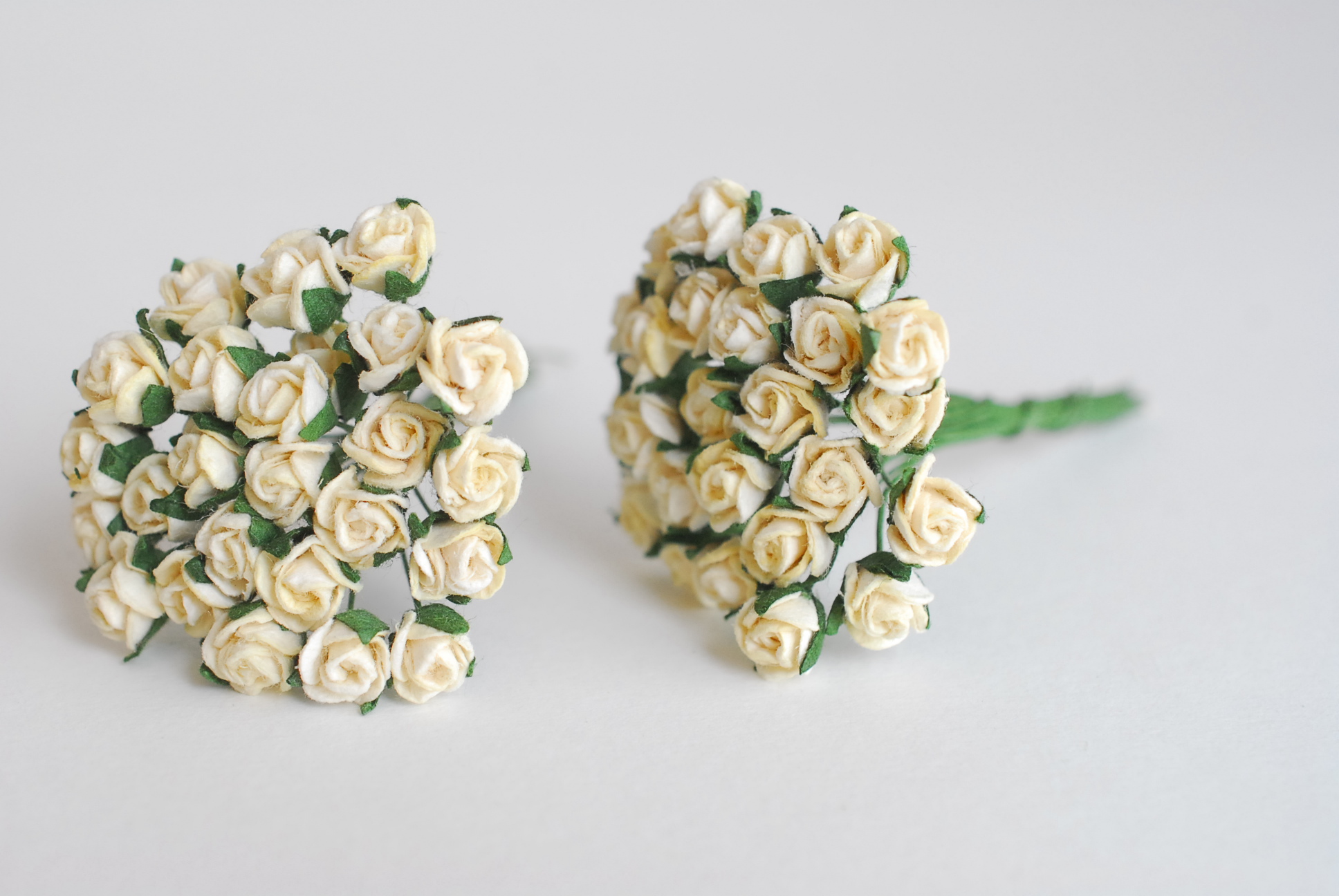 ดอกไม้กระดาษสา ดอกไม้กระดาษสา จตุจักร งานประดิษฐ์ ดอกไม้ทำข้อมือเพื่อนเจ้าสาว แต่งงาน, ดอกกุหลาบตูม 50 ดอก สีครีมอ่อน ขนาด 0.8x0.8 cm. paper flowers, budding roses flower 0.8 x 0.8 cm. 50 pieces. ivory color