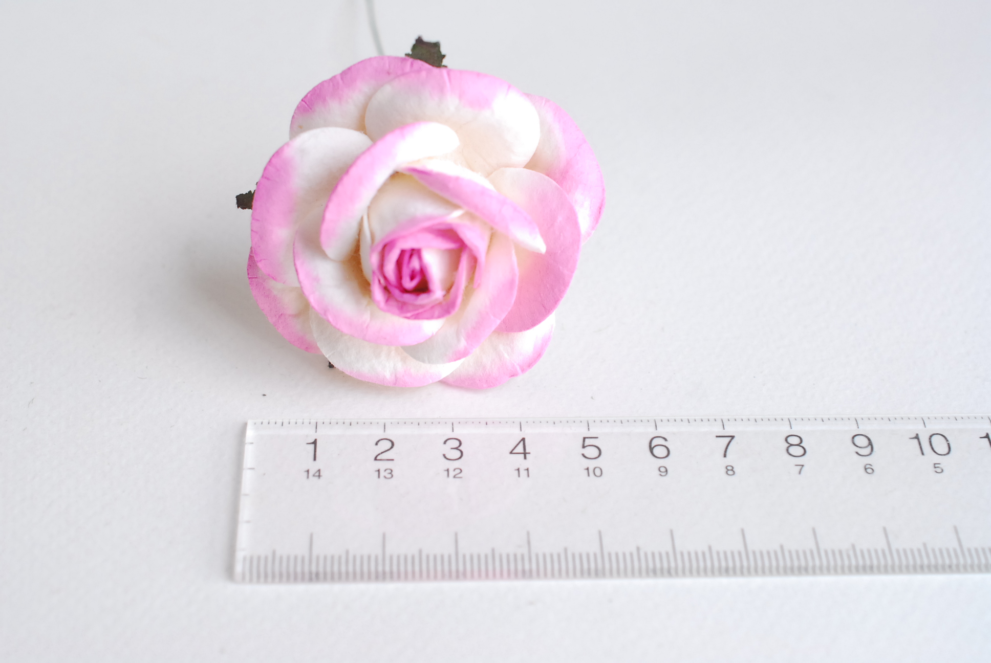 ดอกไม้กระดาษสา ดอกไม้กุหลาบกระดาษ ดอกไม้ประดิษฐ์ ดอกกุหลาบสีชมพูปัด งานแต่งงาน ตกแต่งของชำร่วย, งานแต่งงาน สีชมพูปัดขาว ขนา่ด 4.5 cm., Paper flower,20 Pieces mulberry rose, 4.5 cm. pink brush white color.