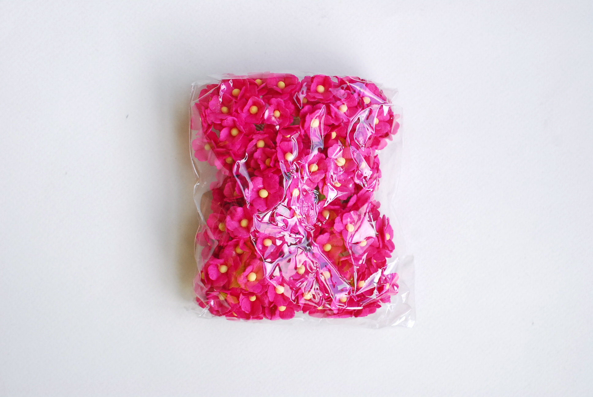 ดอกไม้กระดาษสา ราคาส่ง, ดอกไฮเดรนเยียกระดาษสา ดอกไม้ประดิษฐ์ ตกแต่งงานแต่งงาน ประดิษฐ์ข้อมือเพื่อนเจ้าสาว ขนา่ด 1.5 cm., สำหรับของชำร่วย, งานแต่งงาน, ดอกไม้ทำข้อมือเจ้าสาว สีชมพูบานเย็น จำนวน 100 ดอก Paper flower,100 Pieces mulberry hydrangea magenta colo