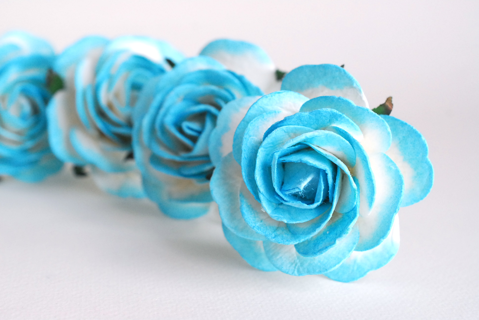 ดอกไม้กระดาษสา ขนา่ด 6.5 cm., สำหรับของชำร่วย, งานแต่งงาน, สีฟ้าปัดขาว Paper flower, handmade flowers supplies, wedding decoration:10 Pieces mulberry rose, 6.5 cm. blue sky brush white color.