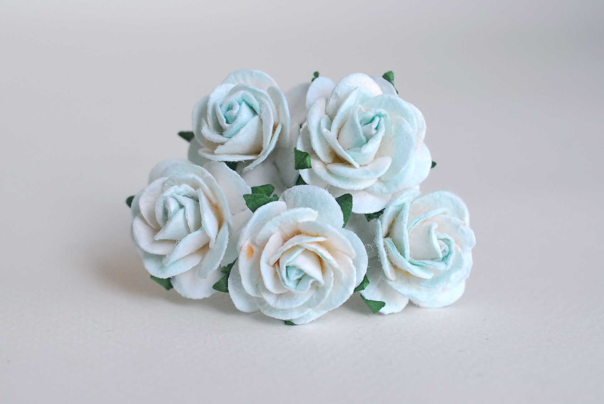ดอกไม้กระดาษสา ดอกกุหลาบกระดาษ ดอกไม้กุหลาบกระดาษ ราคาส่ง, ดอกกุหลาบกระดาษสา ดอกไม้ประดิษฐ์ สำหรับตกแต่ง หรืองานแต่งงาน สีฟ้าอ่อนปัดขาว ขนาด 2.5 cm. จำนวน 50 ดอก paper flowers supplies DIY wedding flowers, mini roses paper size 2.5 cm. soft blue sky brush