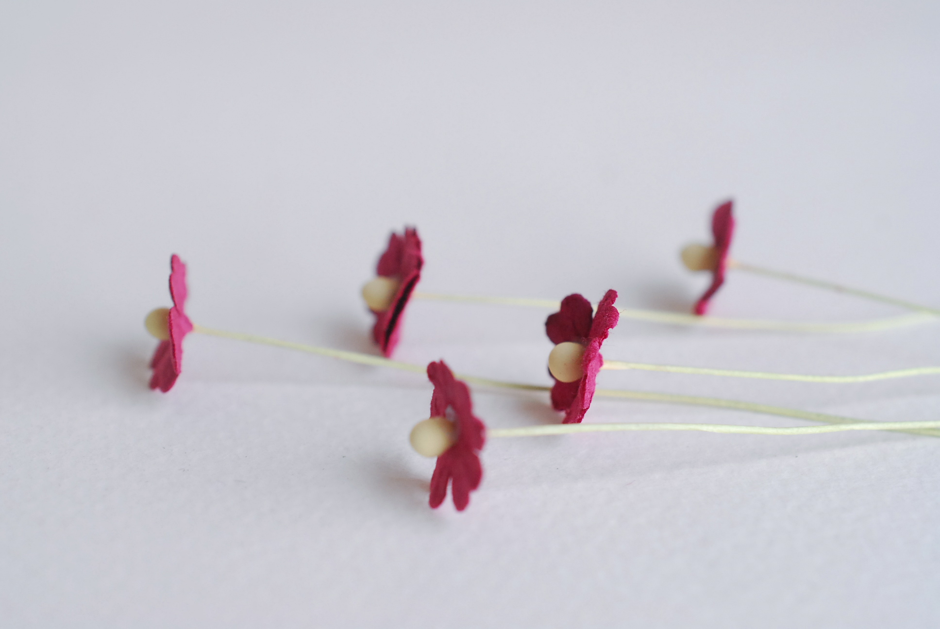 ดอกไม้กระดาษสา ดอกไม้กระดาษสาราคาส่ง ดอกไม้กระดาษสำหรับตกแต่ง งานแต่งงาน หรือติดของชำร่วย ดอกไม้จิ๋ว 100 ดอก ขนาด 1 cm. สีแดงเข้ม Small Paper Flower with stem, , 100 pcs., size 1 cm., small creeping ladies flowers 1 layer, red wine color.