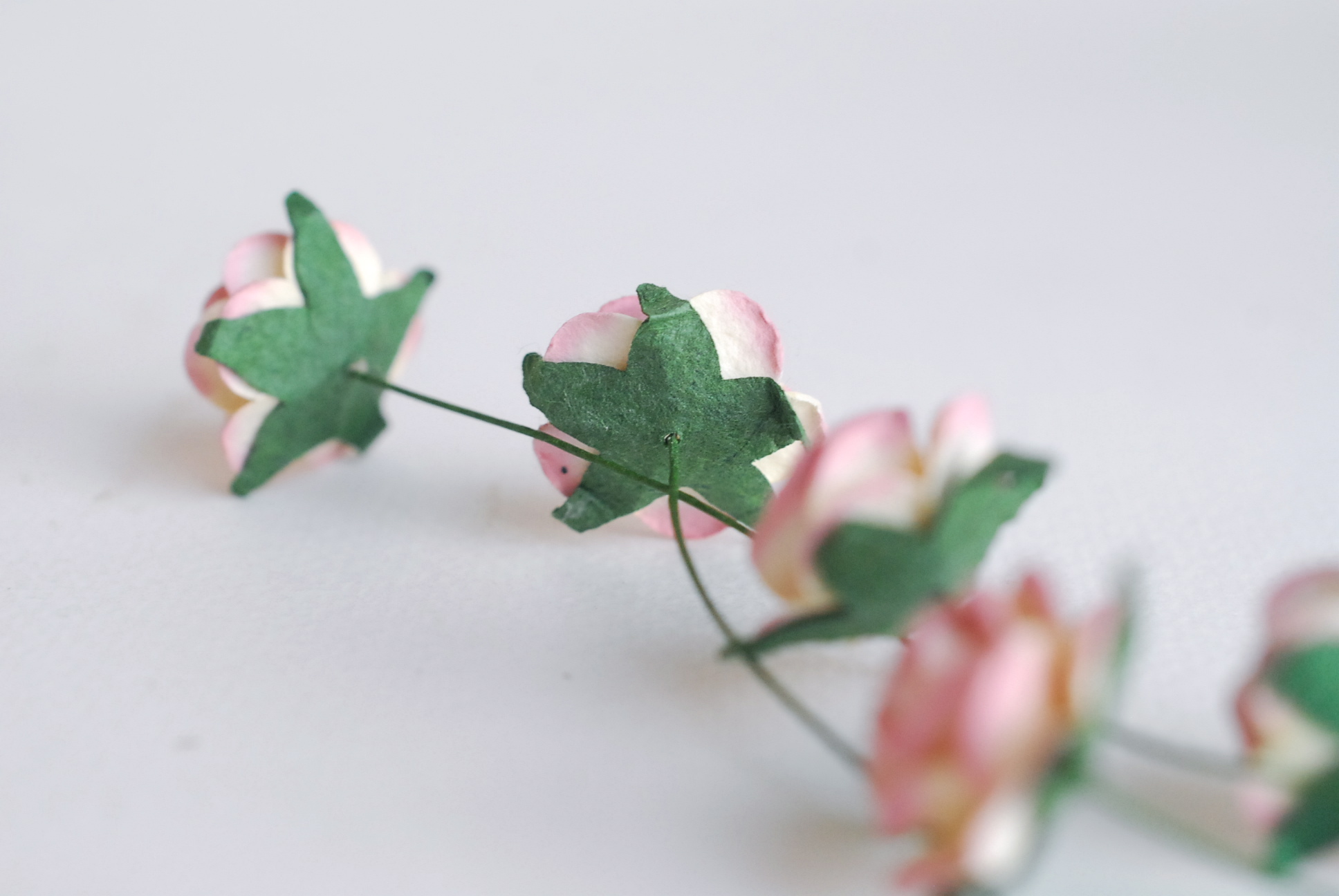 ดอกไม้กระดาษสา ราคาส่ง, ดอกกุหลาบกระดาษสา ดอกไม้ประดิษฐ์ ตกแต่งงานแต่งงาน ขนา่ด 2.00 cm., สำหรับของชำร่วย, งานแต่งงาน, ดอกไม้ทำข้อมือเจ้าสาว Paper flower,50 Pieces mulberry rose, 2 cm. pink berry brush color.