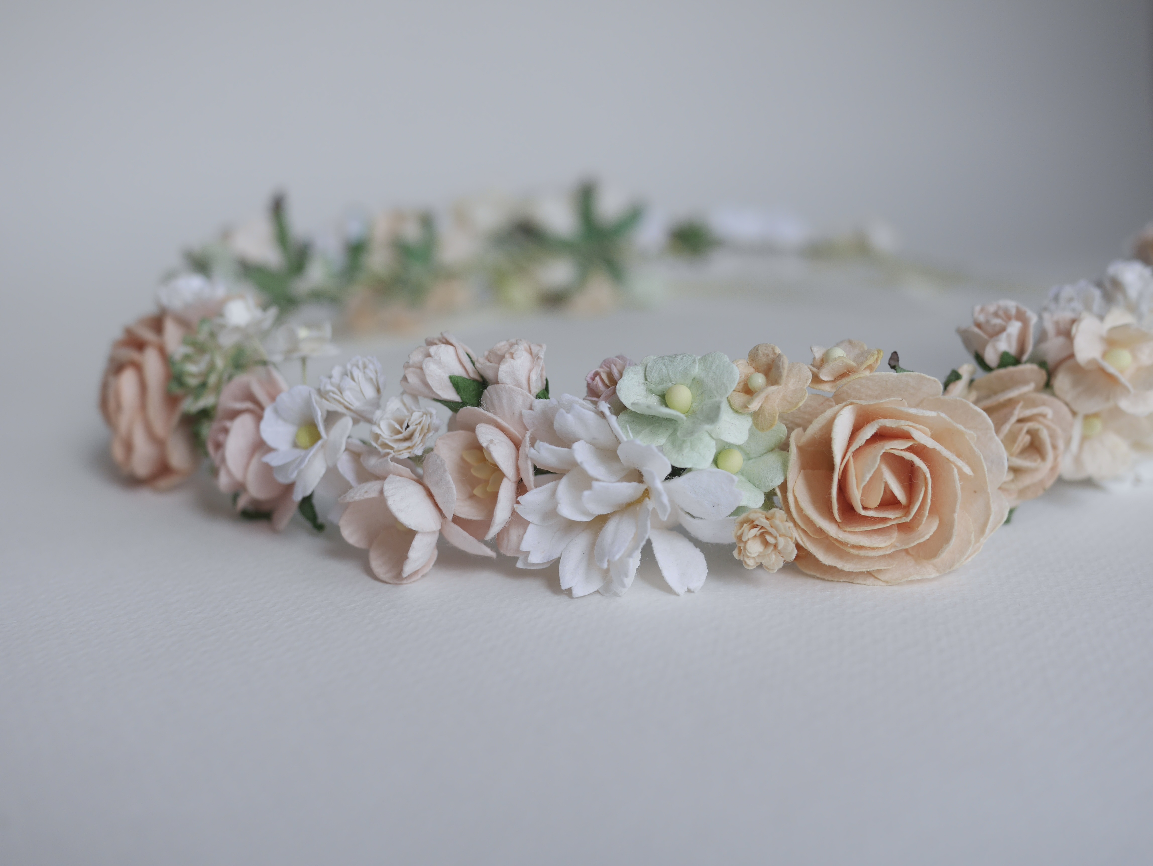 มงกุฎดอกไม้กระดาษสำหรับตกแต่ง ใส่ในงานพิเศษ งานรับปริญญา งานแต่งงาน รูปวงกลม ดอกไม้กระดาษสาขนาดเล็ก ดอกกุหลาบขนาดเล็ก สีพีช สีครีม ขาว และสีเขียวตุ่น