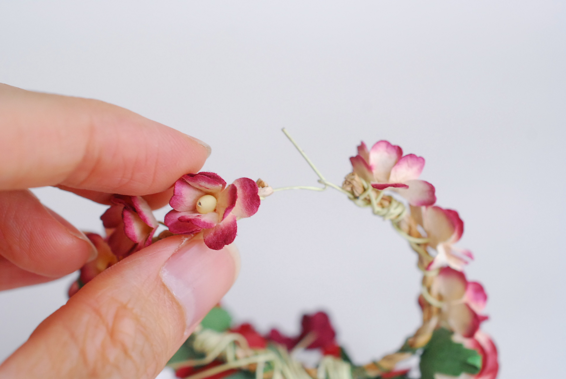 อมือเพื่อนเจ้าสาว งานแต่งงาน งานประดิษฐ์ DIY สีแดง ดอกกุหลาบกระดาษสา และดอกไม้กระดาษสาขนาดเล็ก Handmade corsages 1 ชิ้น