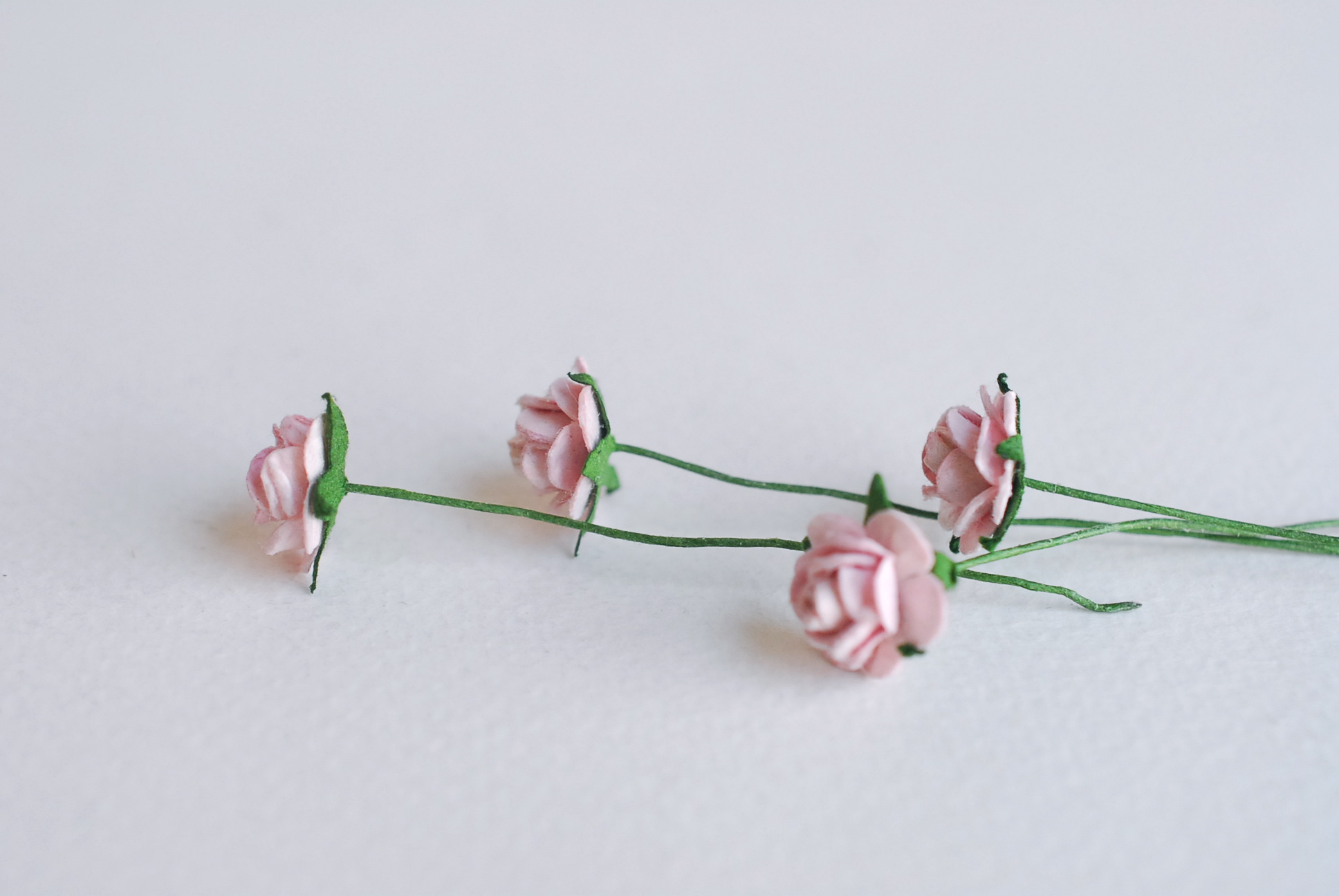 ดอกไม้กระดาษสาสำหรับตกแต่ง ของชำร่วย ดอกกุหลาบ ดอกกุหลาบสีแดง กระดาษสา สีม่วงอ่อนขนาด 1 cm. จำนวน 100 ดอก/1 ถุง