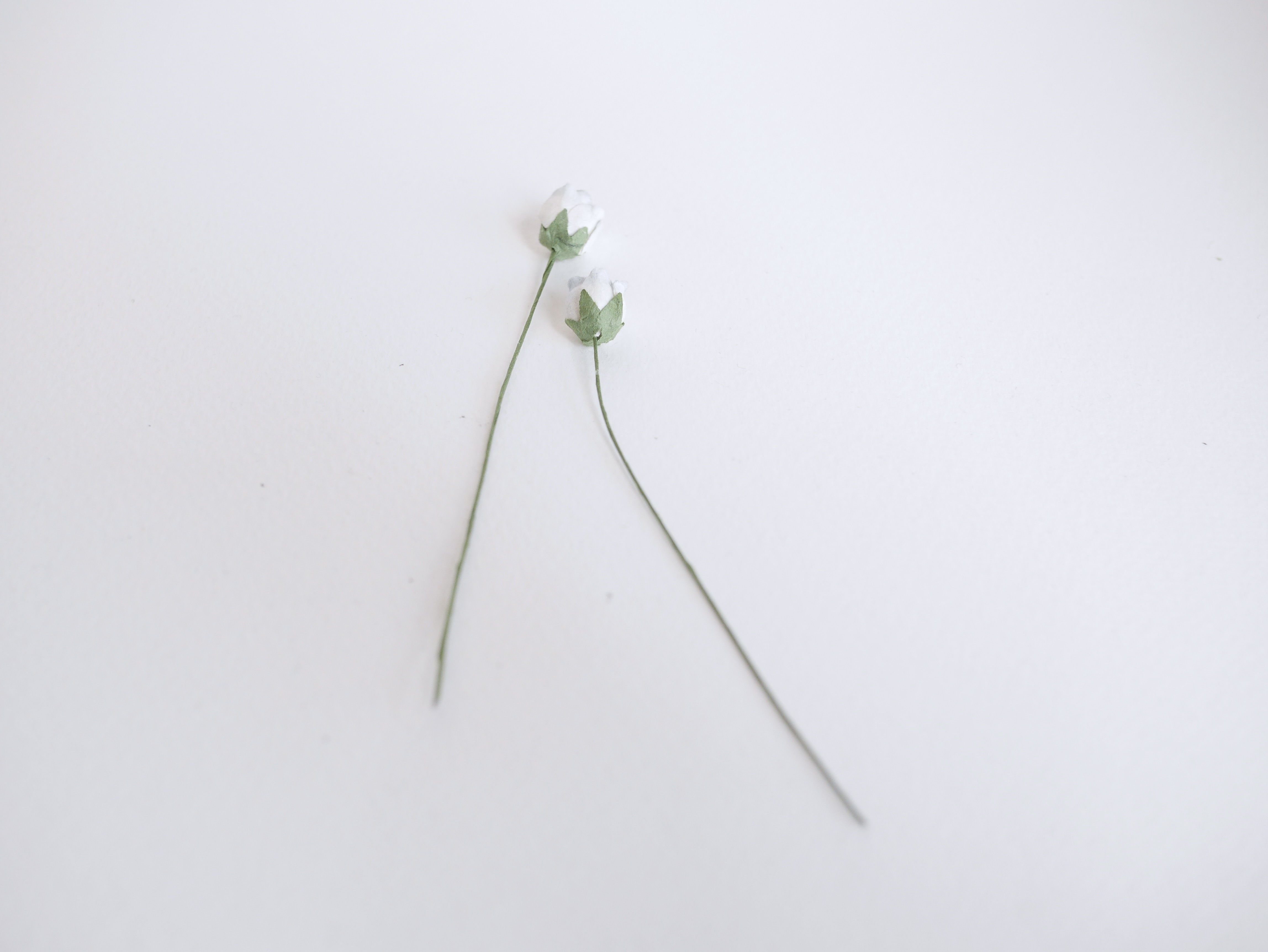 ดอกไม้กระดาษสา ดอกไม้กระดาษสา งานประดิษฐ์ ดอกไม้ทำข้อมือเพื่อนเจ้าสาว แต่งงาน, ดอกกุหลาบตูม 0.8x1 cm. 25 ดอก สีฟ้าอ่อนปัด paper flowers, budding roses flower 0.8x1 cm. 25 pieces pale blue brush color.