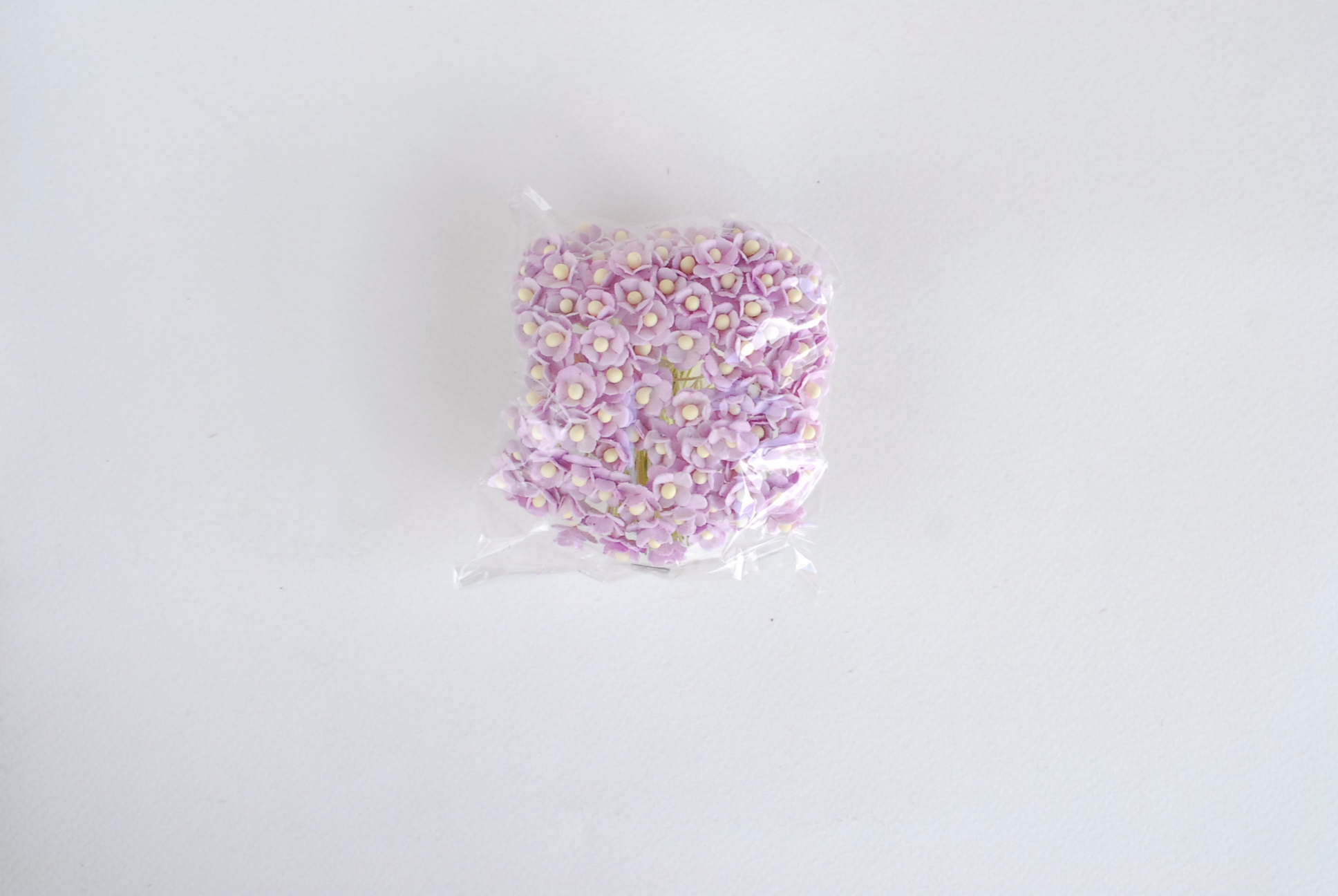 ดอกไม้กระดาษสา ดอกไม้กระดาษสาราคาส่ง ดอกไม้กระดาษสำหรับตกแต่ง งานแต่งงาน หรือติดของชำร่วย ดอก creeping lady 100 ดอก ขนาด 0.8 cm. สีม่วงอ่อน Small Paper Flower with stem, 100 pcs., size 0.8 cm., creeping flowers 2 layers,pale purple color.