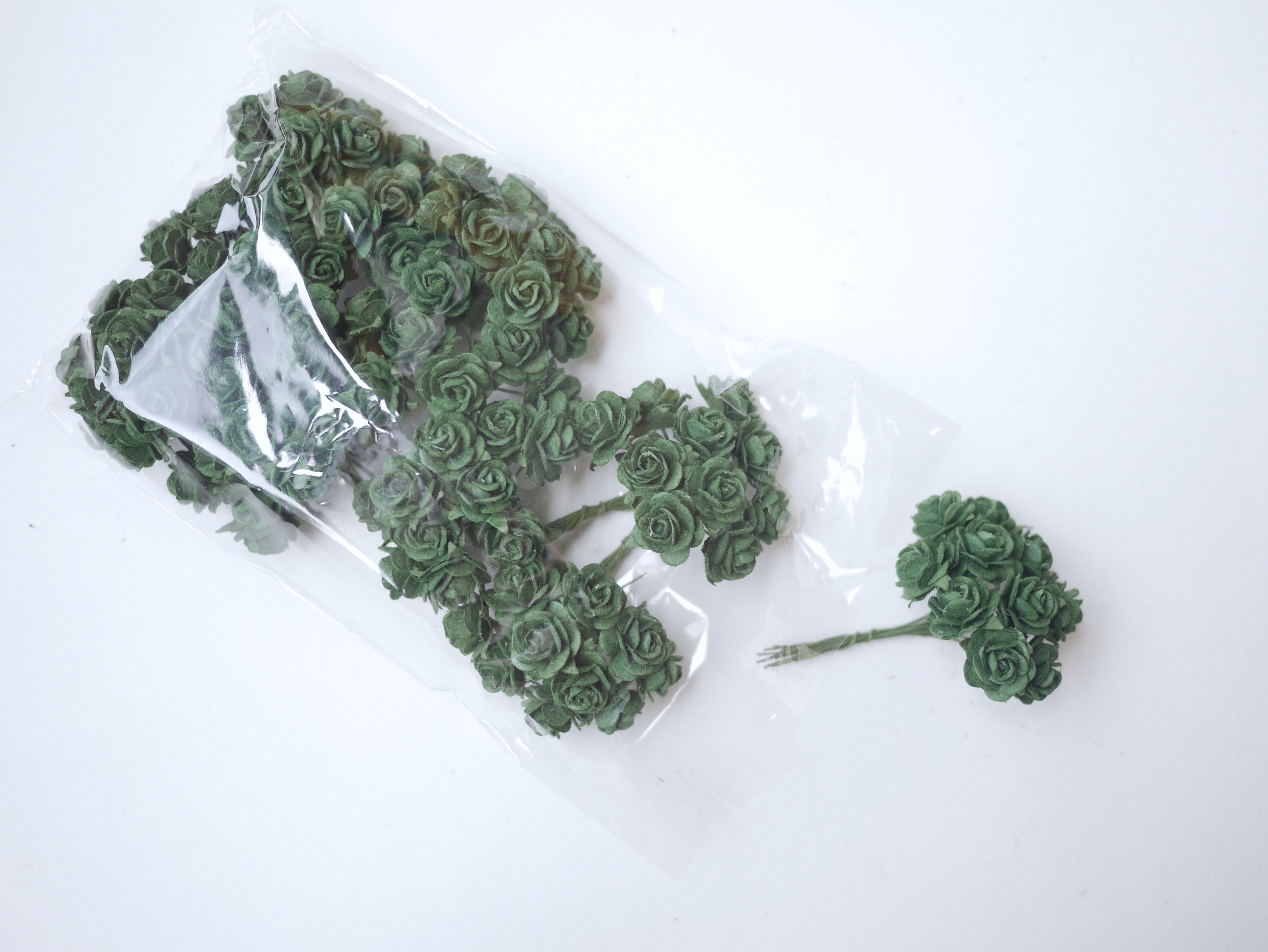 ดอกไม้กุหลาบกระดาษ ดอกไม้กระดาษสา, ดอกกุหลาบจิ๋ว, ดอกไม้กระดาษสาขายส่ง สีเขียวคริสมาสต์ ขนาด 1.5 cm. จำนวน 100 ดอก Paper Flowers size 1.5 cm., mini roses green Christmas color, 100 pcs.