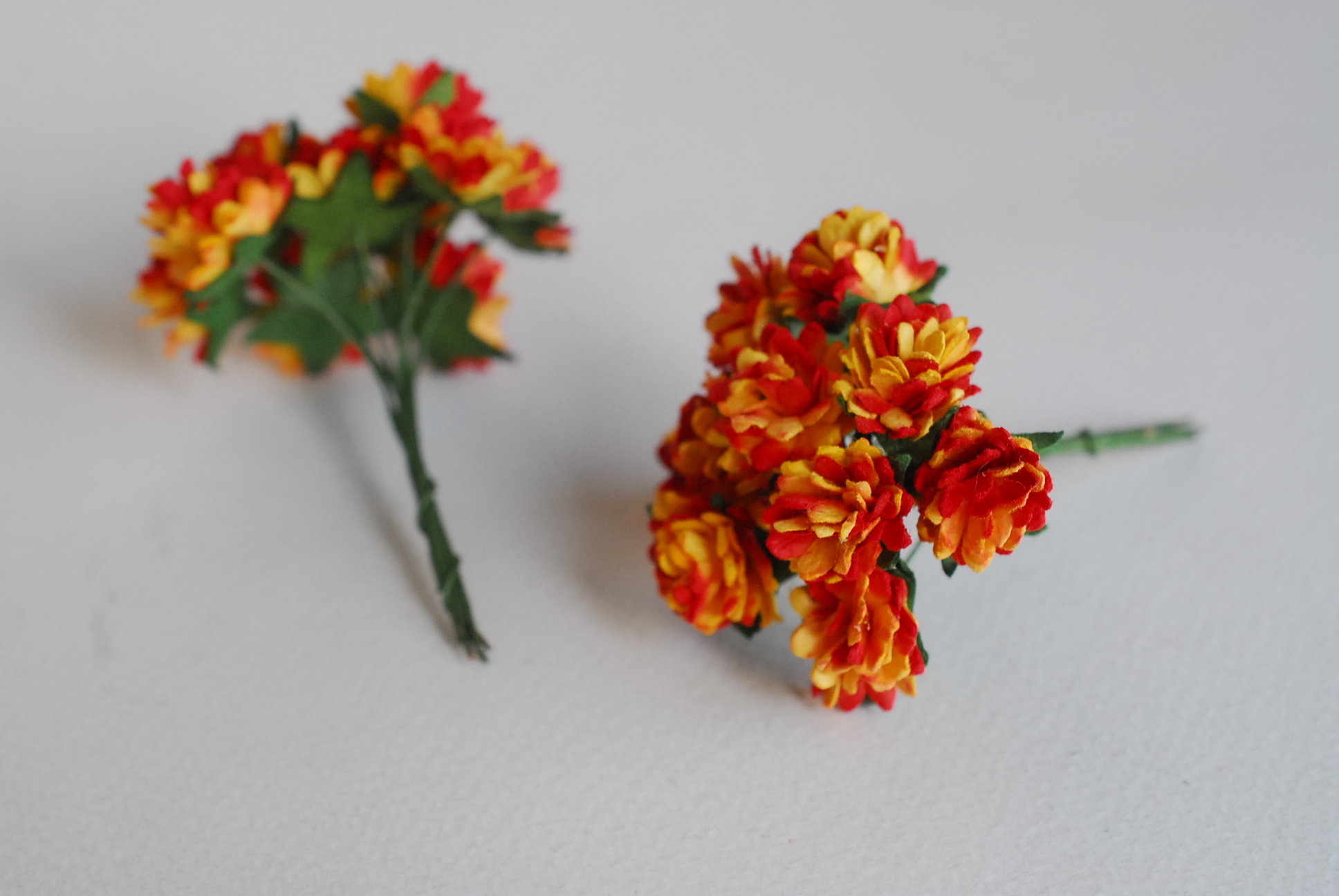 ดอกไม้ประดิษฐ์, ดอกไม้กระดาษสา, ดอก gypsophila, ดอกยิปโซ งานประดิษฐ์ตกแต่งของชำร่วย, ดอกไม้ขนาด 1.5 cm. ดอกไม้ทำพานพุ่ม,พานพวงมาลัย, พานรับไหว้, ขันหมาก. สีแดงปัดเหลือง