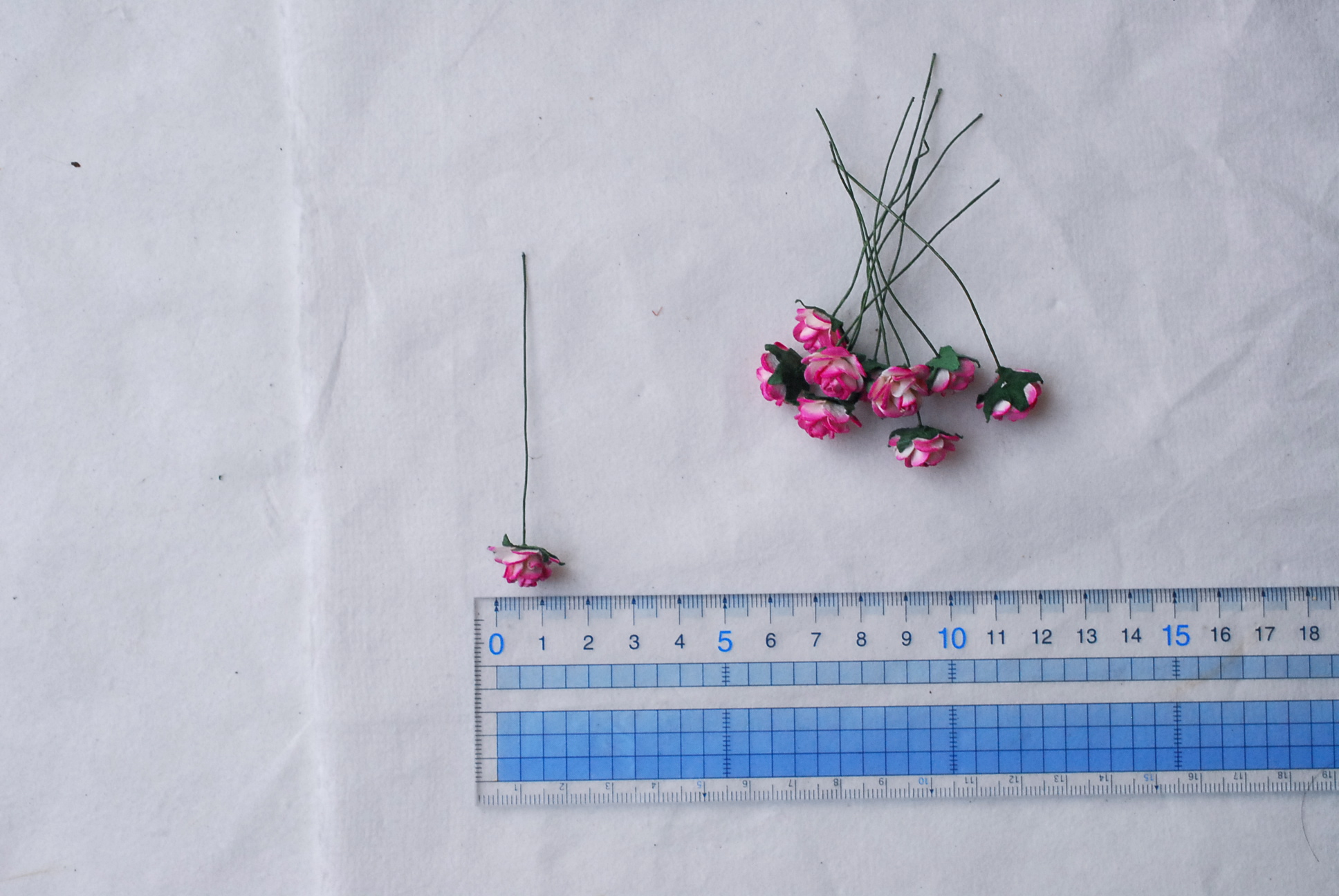 ดอกไม้กุหลาบกระดาษสา ดอกไม้กระดาษสา ดอกไม้ประดิษฐ์ สำหรับตกแต่ง ของชำร่วย ดอกกุหลาบ กระดาษสา สีบานเย็นปัดขาวขนาด 1.5 cm. จำนวน 100 ดอก