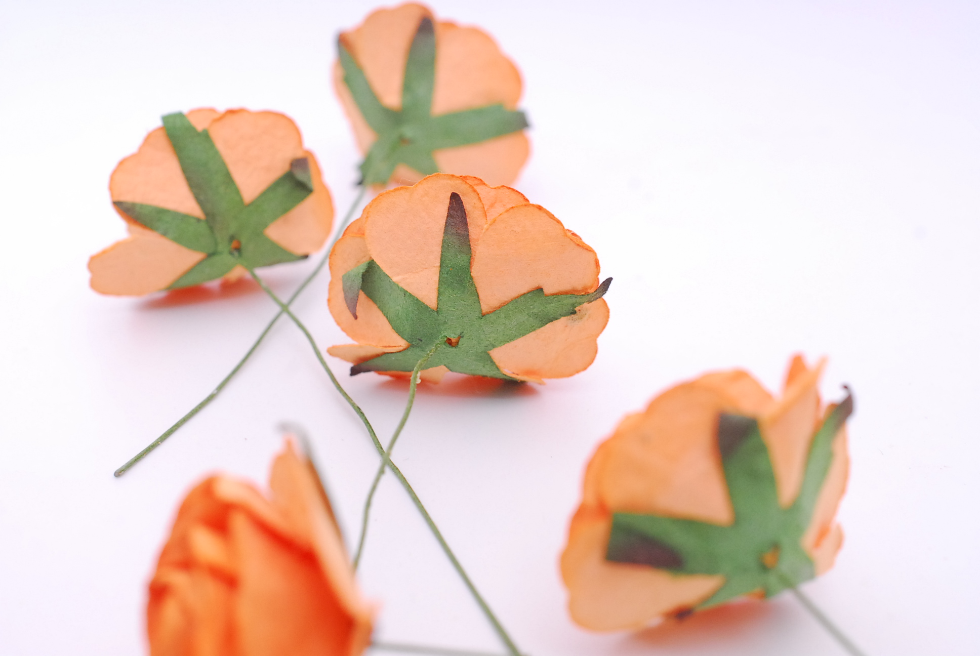 ดอกไม้กระดาษสา ราคาส่ง, ดอกกุหลาบกระดาษสา ดอกไม้ประดิษฐ์ สำหรับตกแต่ง หรืองานแต่งงาน สีส้มขนาด 3.5 cm. จำนวน 25ดอก Paper flowers, handmade flowers, small roses paper size 3.5 cm. 25 pieces, orange color.