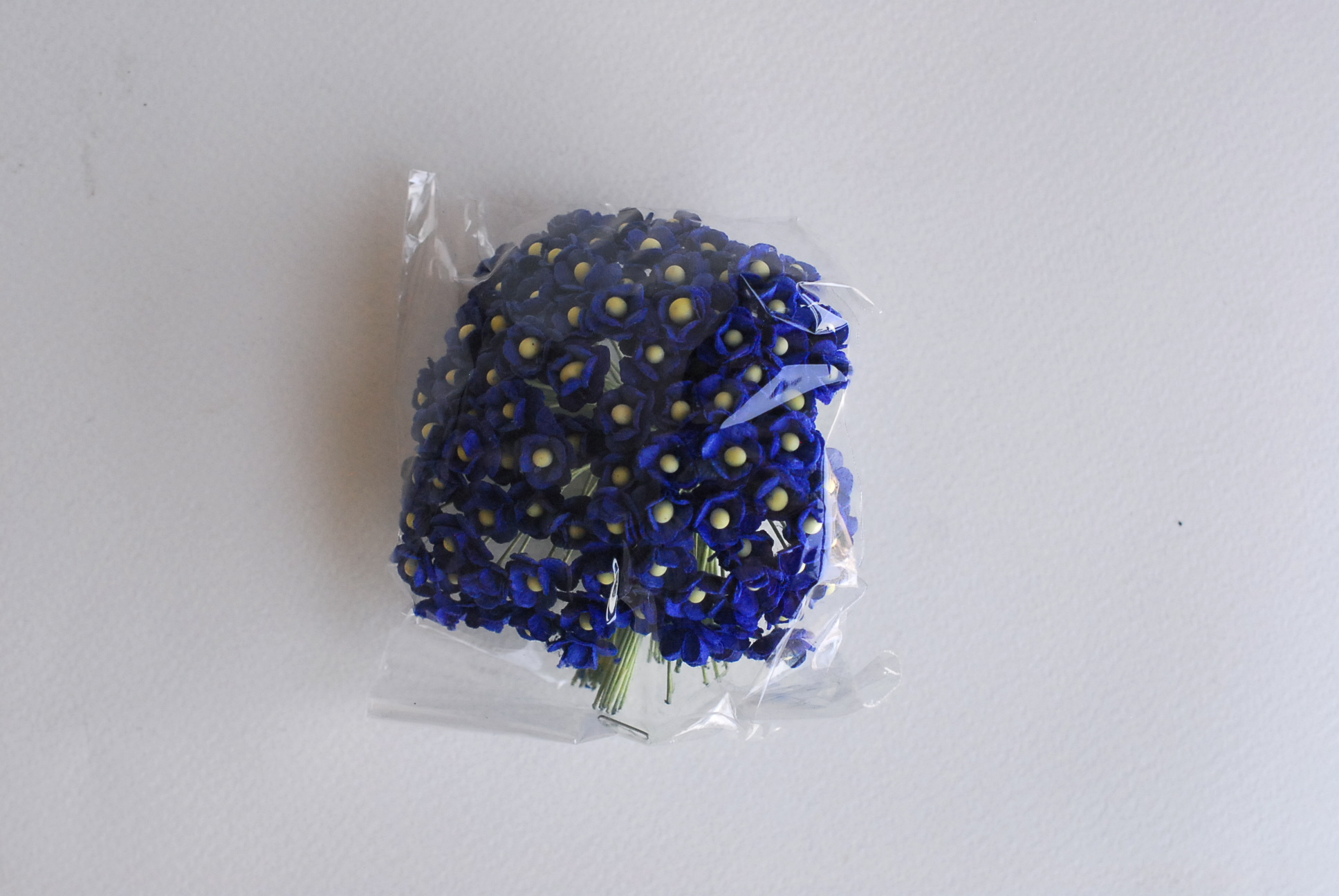 ดอกไม้กระดาษสา ดอกไม้กระดาษสาราคาส่ง ดอกไม้กระดาษสำหรับตกแต่ง งานแต่งงาน หรือติดของชำร่วย ดอก creeping lady 100 ดอก ขนาด 0.8 cm. สีน้ำเงินน้ำทะเล Small Paper Flower with stem, 100 pcs., size 0.8 cm., creeping flowers 2 layers, ocean blue color