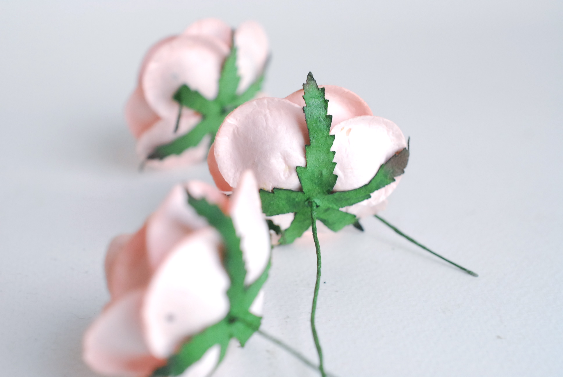 ดอกไม้กระดาษสา ราคาส่ง, ดอกกุหลาบกระดาษสา ดอกไม้ประดิษฐ์ ตกแต่งงานแต่งงาน ขนาด 4.5 cm., สำหรับของชำร่วย, งานแต่งงาน, ดอกไม้ทำข้อมือเจ้าสาว Paper flower,20 Pieces mulberry rose, 4.5 cm. pale pink color.