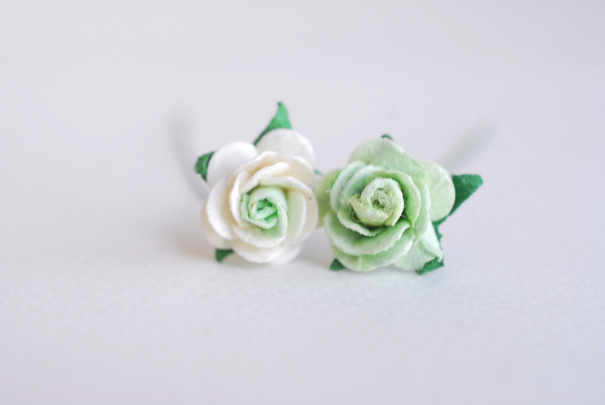 ซื้อ1 ห่อ แถม 1 ห่อ ดอกไม้กุหลาบกระดาษ ดอกไม้กระดาษสา, ดอกกุหลาบจิ๋ว, ดอกไม้กระดาษสาขายส่ง สีเขียวพาสเทล แถมสีเขียวจุดขาว ขนาด 1.5 cm. จำนวน 100 ดอก Paper Flowers size 1.5 cm., mini roses green mint color, 100 pcs. and get free 1 pack of green mint-white