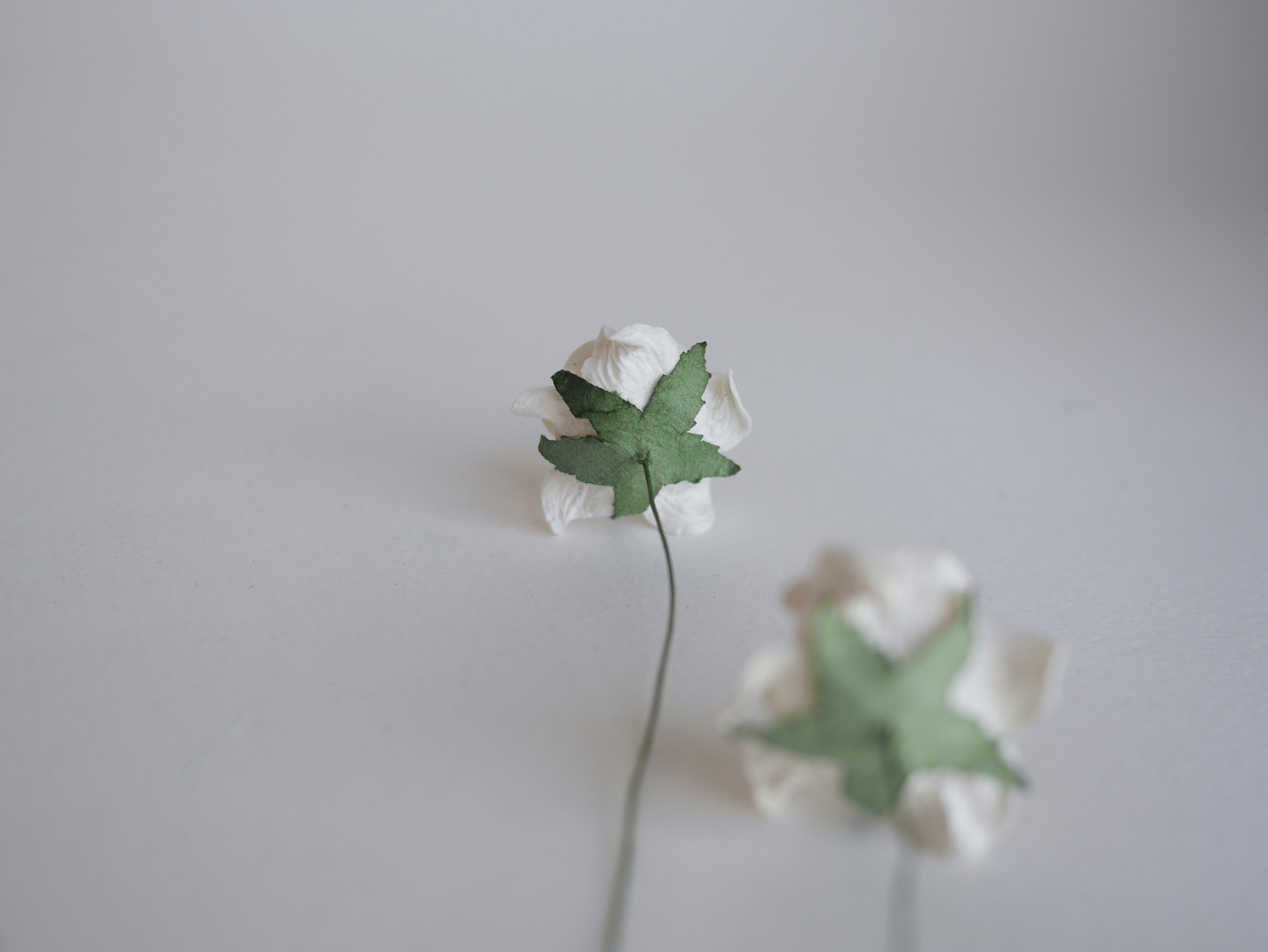 ดอกไม้ประดิษฐ์ ดอกไม้กระดาษสา ตกแต่งงานแต่งงาน งานแต่งงาน ดอกไม้ทำมงกุฎ ดอกกุหลาบขนาด 3.5 cm. 25 ดอก กลีบบิด สีชมพู-ขาว