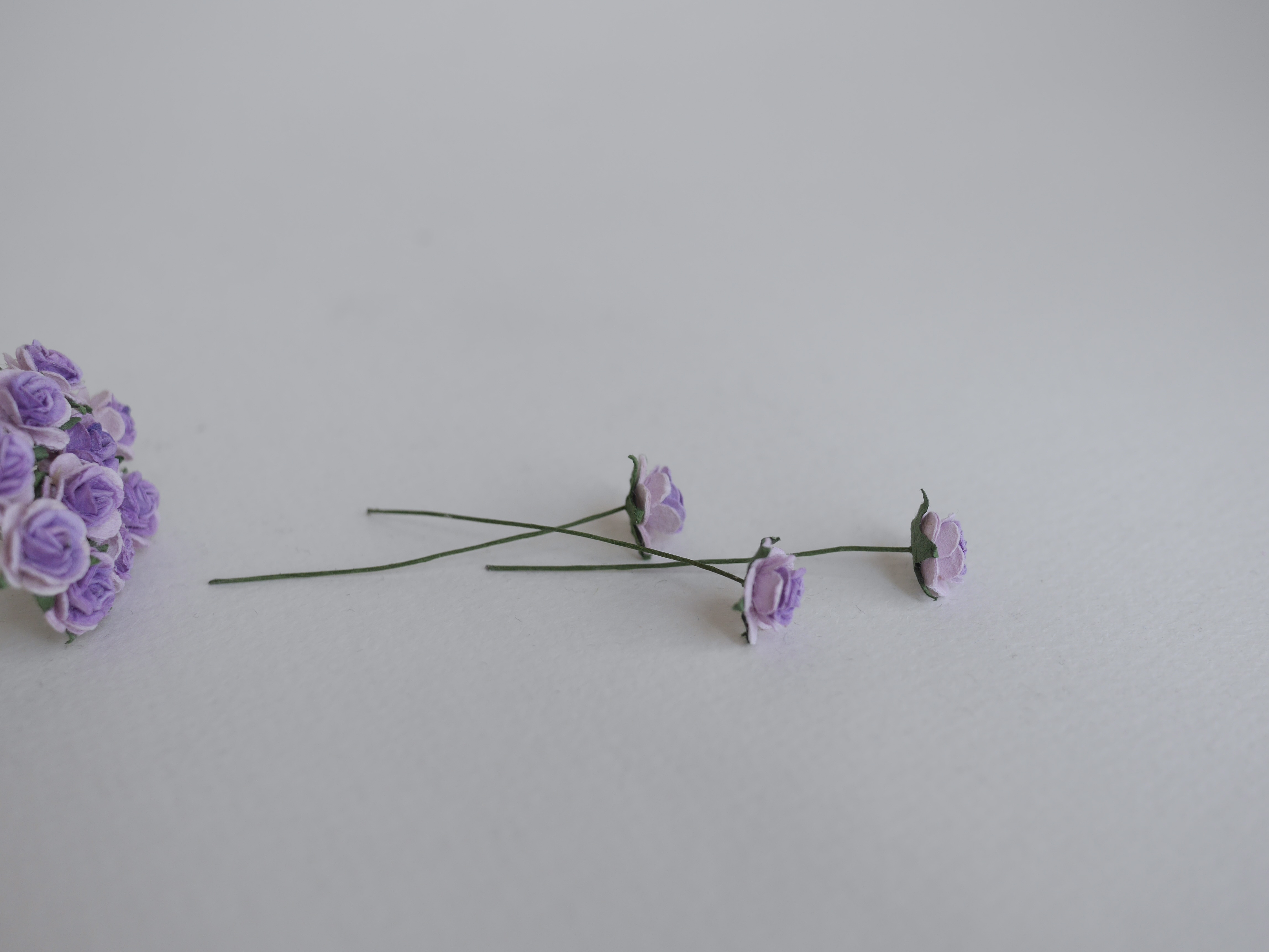 ดอกไม้กระดาษสาสำหรับตกแต่ง ของชำร่วย ดอกกุหลาบกระดาษสา ดอกไม้จิ๋ว สีม่วง two-tone ขนาด 0.8 cm. จำนวน 100 ดอก/1 ถุง